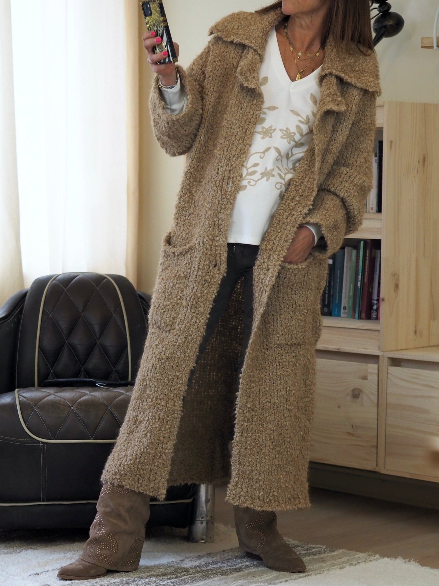 Long gilet bouclettes camel ... hyper doux et bien épais. 2 poches plates. Juste magnifique..
53% Acrylic 25% Mohair 12% Polyester 10% Laine.
Taille unique convient du 36 au 44/46.
Largeur dos 124cm Longueur dos 62cm.