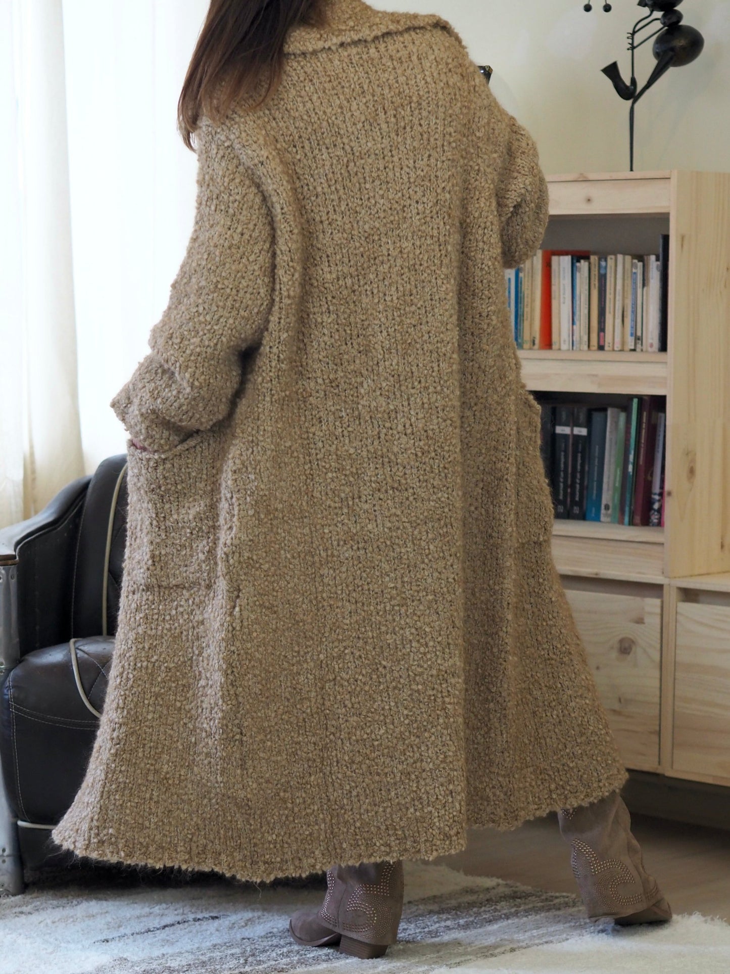 Long gilet bouclettes camel ... hyper doux et bien épais. 2 poches plates. Juste magnifique..
53% Acrylic 25% Mohair 12% Polyester 10% Laine.
Taille unique convient du 36 au 44/46.
Largeur dos 124cm Longueur dos 62cm.