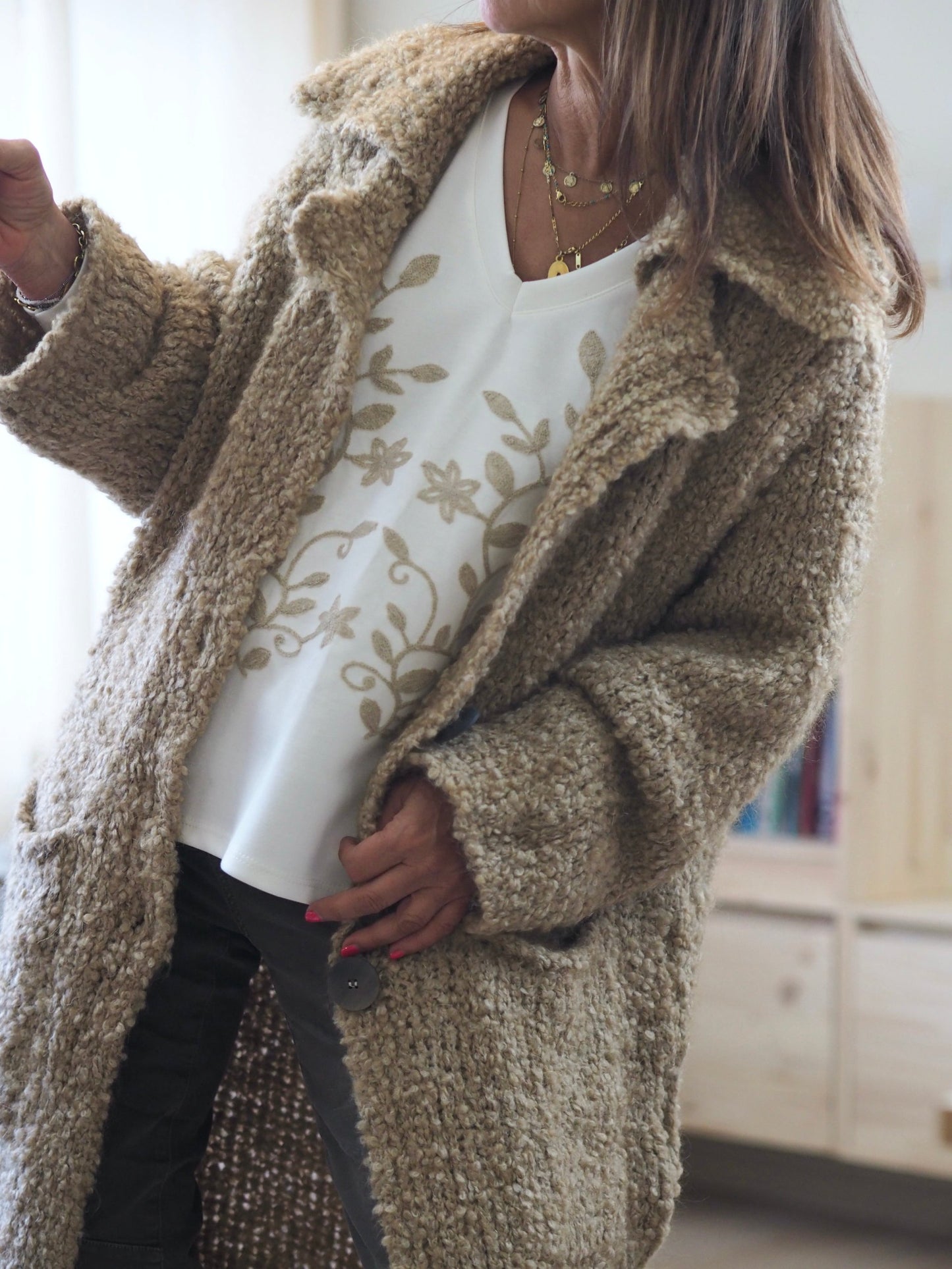 Long gilet bouclettes camel ... hyper doux et bien épais. 2 poches plates. Juste magnifique..
53% Acrylic 25% Mohair 12% Polyester 10% Laine.
Taille unique convient du 36 au 44/46.
Largeur dos 124cm Longueur dos 62cm.