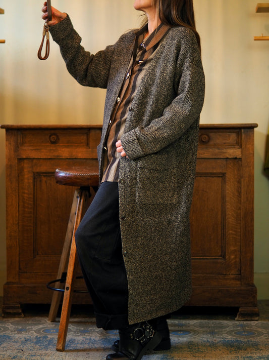 Long gilet chiné marron/gris/camel. 2 poches avant. 
Taille unique convient du 36 au 40/42. 
100% Polyester.
Tour de poitrine 130cm Longueur dos 119cm.