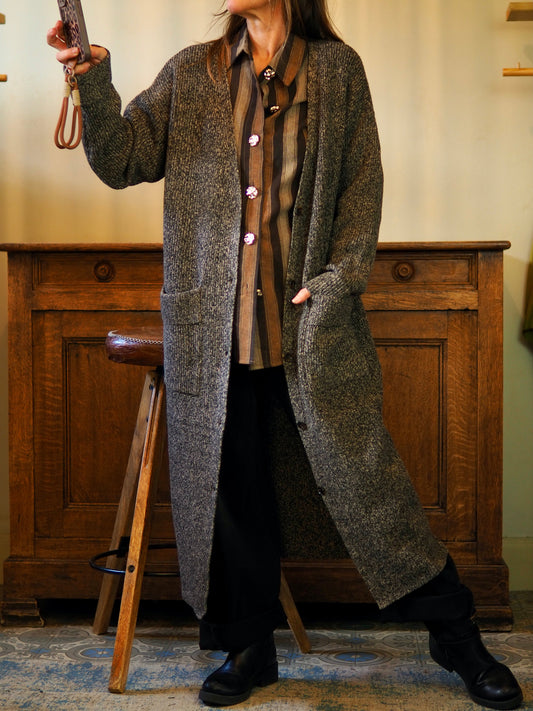 Long gilet chiné marron/gris/camel. 2 poches avant. 
Taille unique convient du 36 au 40/42. 
100% Polyester.
Tour de poitrine 130cm Longueur dos 119cm.