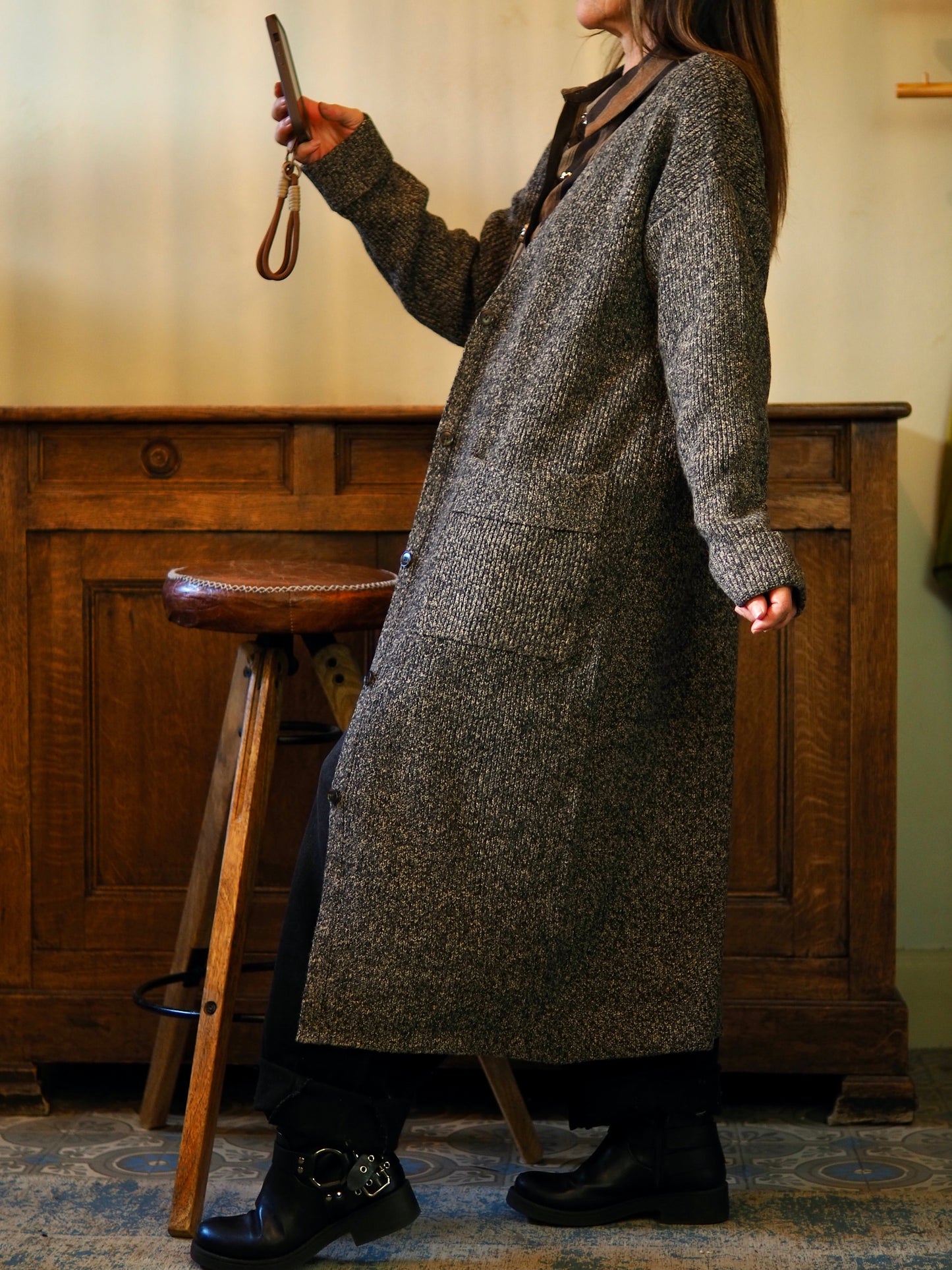 Long gilet chiné marron/gris/camel. 2 poches avant.
Taille unique convient du 36 au 40/42.
100% Polyester.
Tour de poitrine 130cm Longueur dos 119cm.