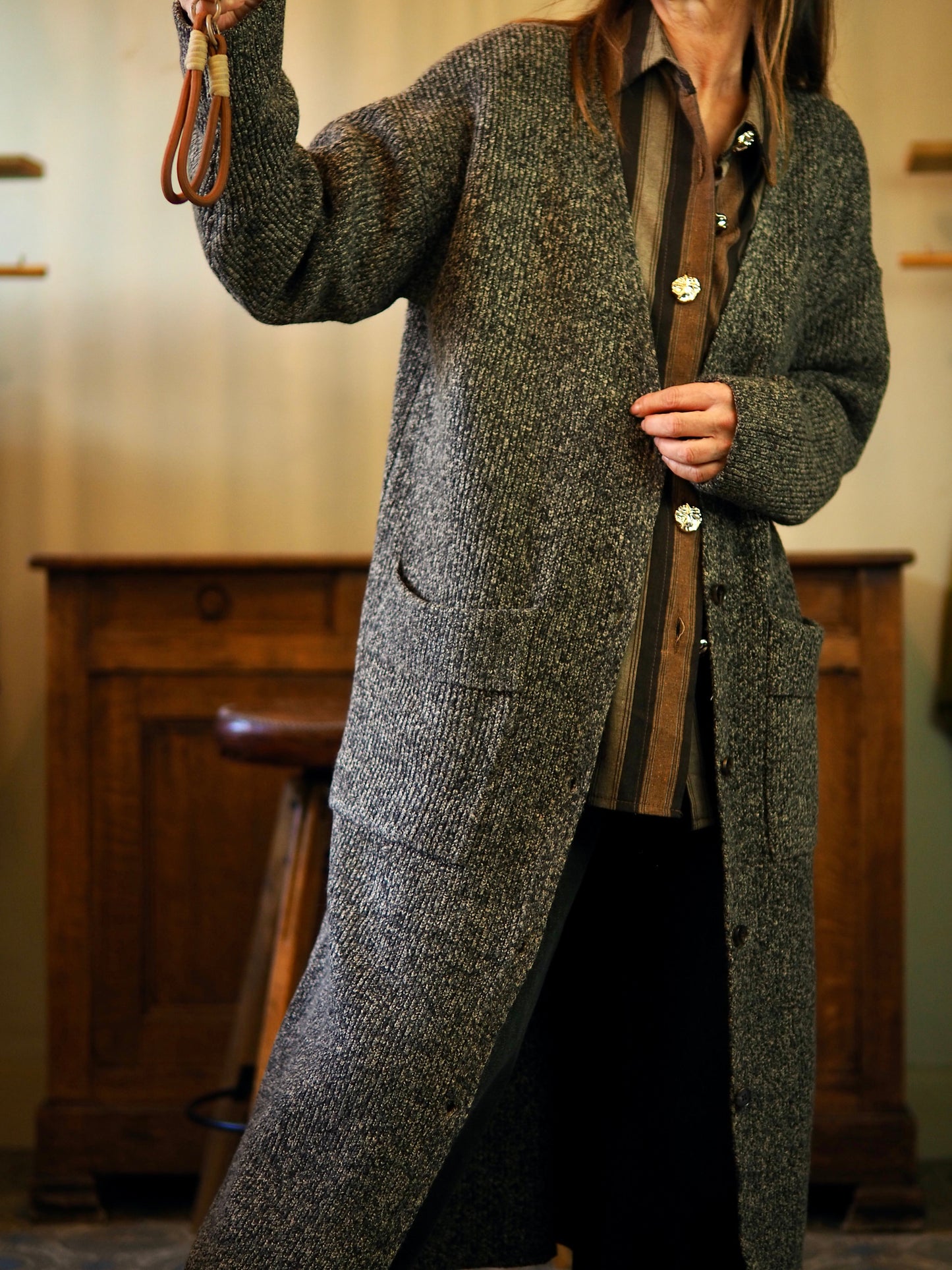 Long gilet chiné marron/gris/camel. 2 poches avant.
Taille unique convient du 36 au 40/42.
100% Polyester.
Tour de poitrine 130cm Longueur dos 119cm.
