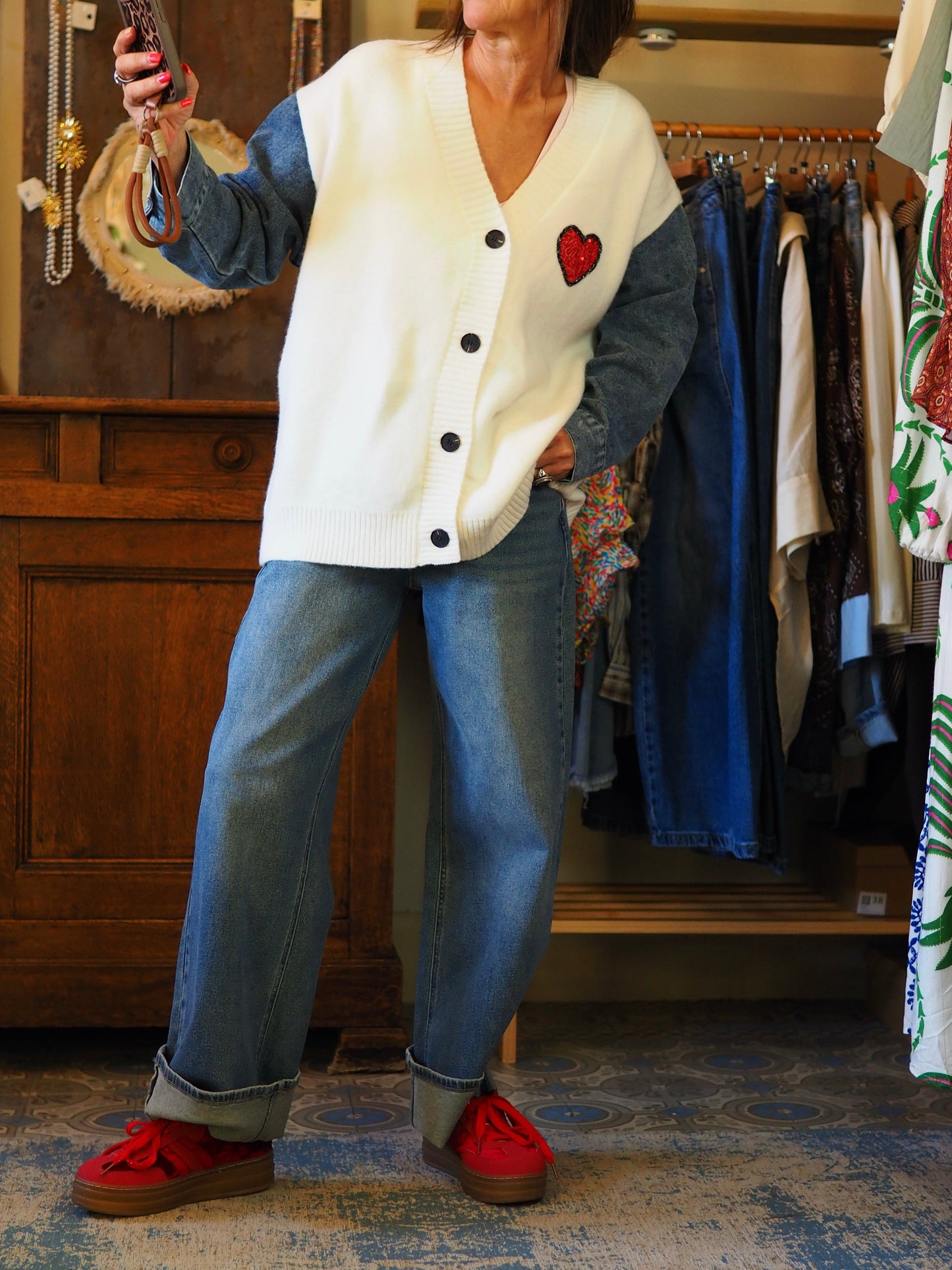 Gilet écru manches jeans. Motifs sequins rouges.
50% Polyamide 35% Viscose 10% Laine 5% Elasthanne.
Taille unique convient du 36 au 42.
Tour de poitrine 130cm Longueur dos 64cm.