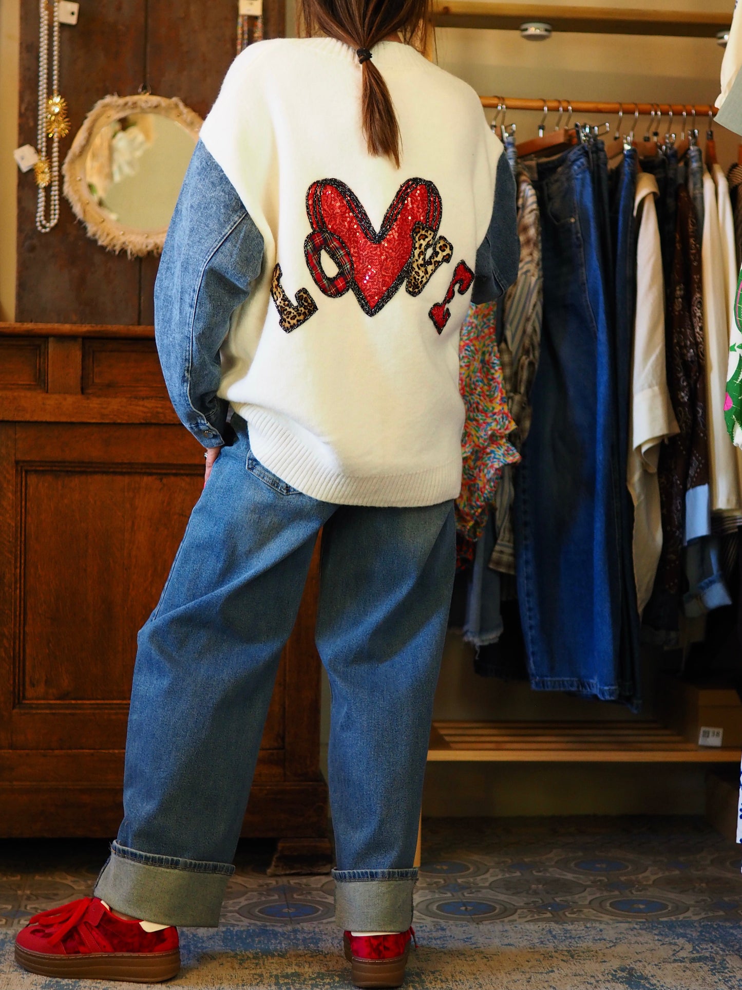 Gilet écru manches jeans. Motifs sequins rouges.
50% Polyamide 35% Viscose 10% Laine 5% Elasthanne.
Taille unique convient du 36 au 42.
Tour de poitrine 130cm Longueur dos 64cm.