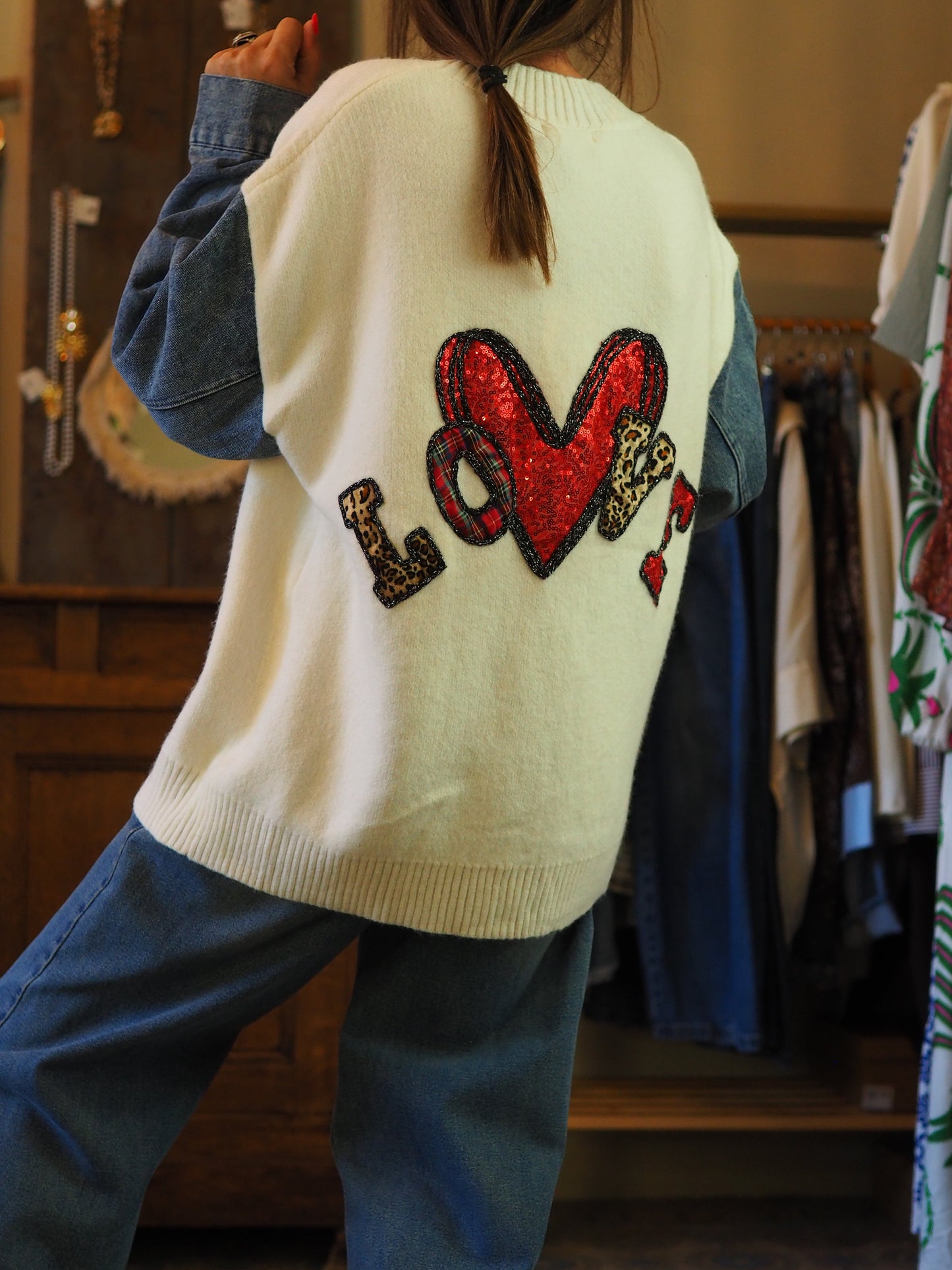 Gilet écru manches jeans. Motifs sequins rouges.
50% Polyamide 35% Viscose 10% Laine 5% Elasthanne.
Taille unique convient du 36 au 42.
Tour de poitrine 130cm Longueur dos 64cm.