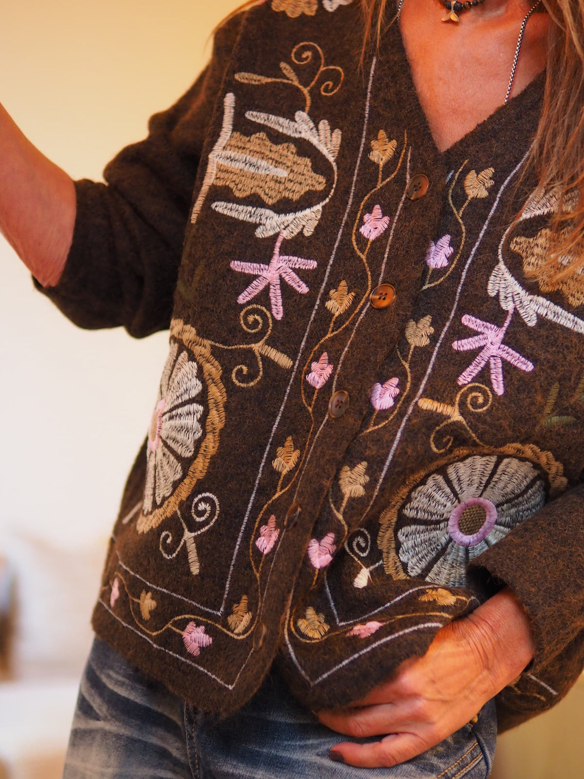 Gilet marron avec broderies.