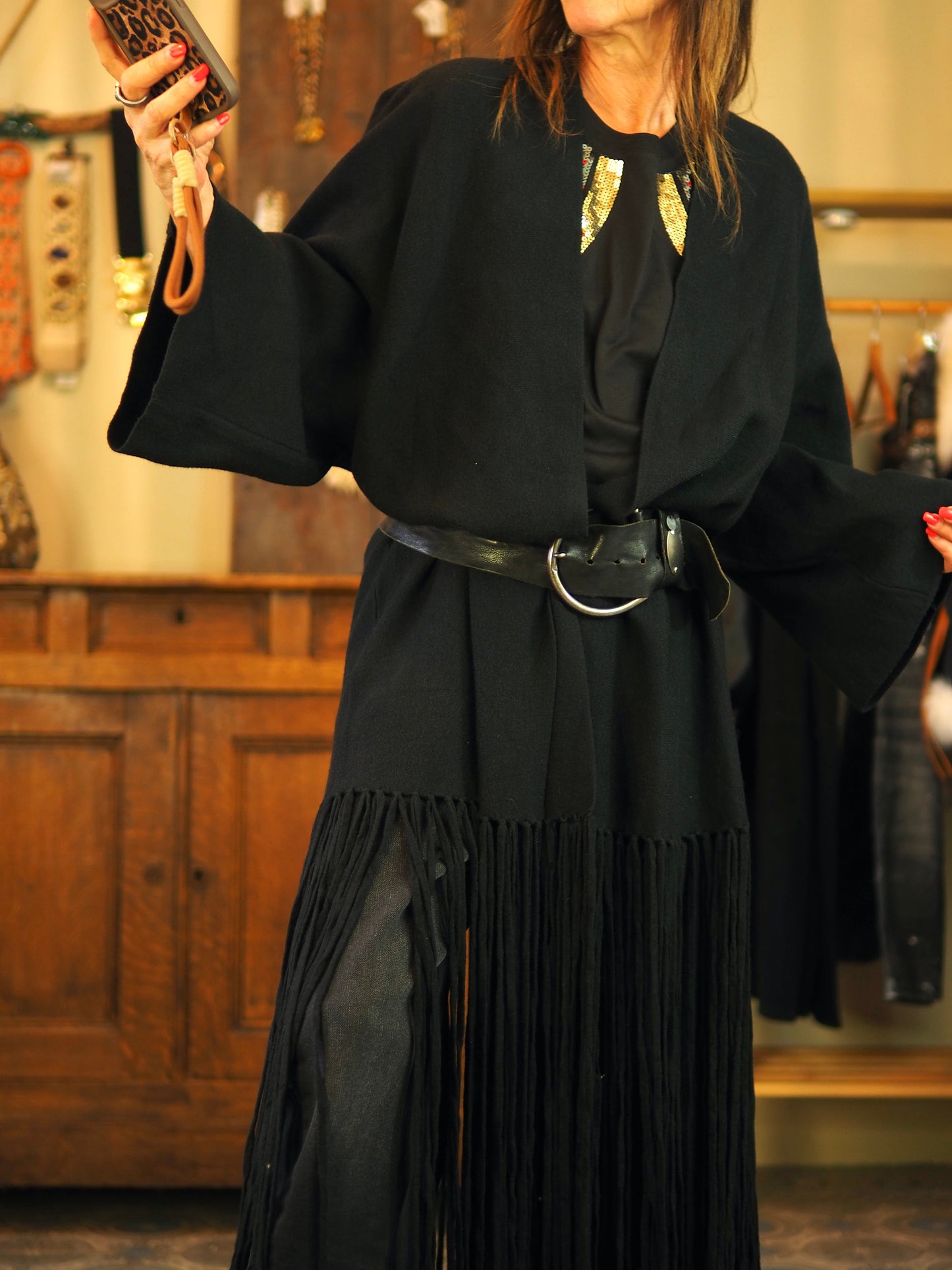 Gilet noir avec franges dans le bas. Super qualité. Assez long pour moi donc je l'ai porté avec une ceinture mais les franges peuvent être coupées facilement à la longueur voulue.
Taille unique convient du 36 au 46.
50% Viscose 28% Polyester 22% Nylon.
Largeur dos 70cm.