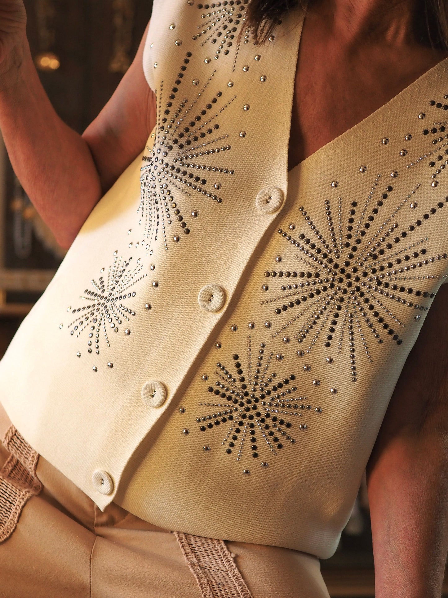 Splendide blouse/gilet écru avec motifs cloutés et petits strass. Trés chic..
70% Viscose 30% Polyamide.
Taille S/M- 36/38 et M/L-38/40
Tour de poitrine pour la S/M : 104cm Longueur dos : 54cm.
Tour de poitrine pour la M/L : 108cm Longueur dos : 55cm.