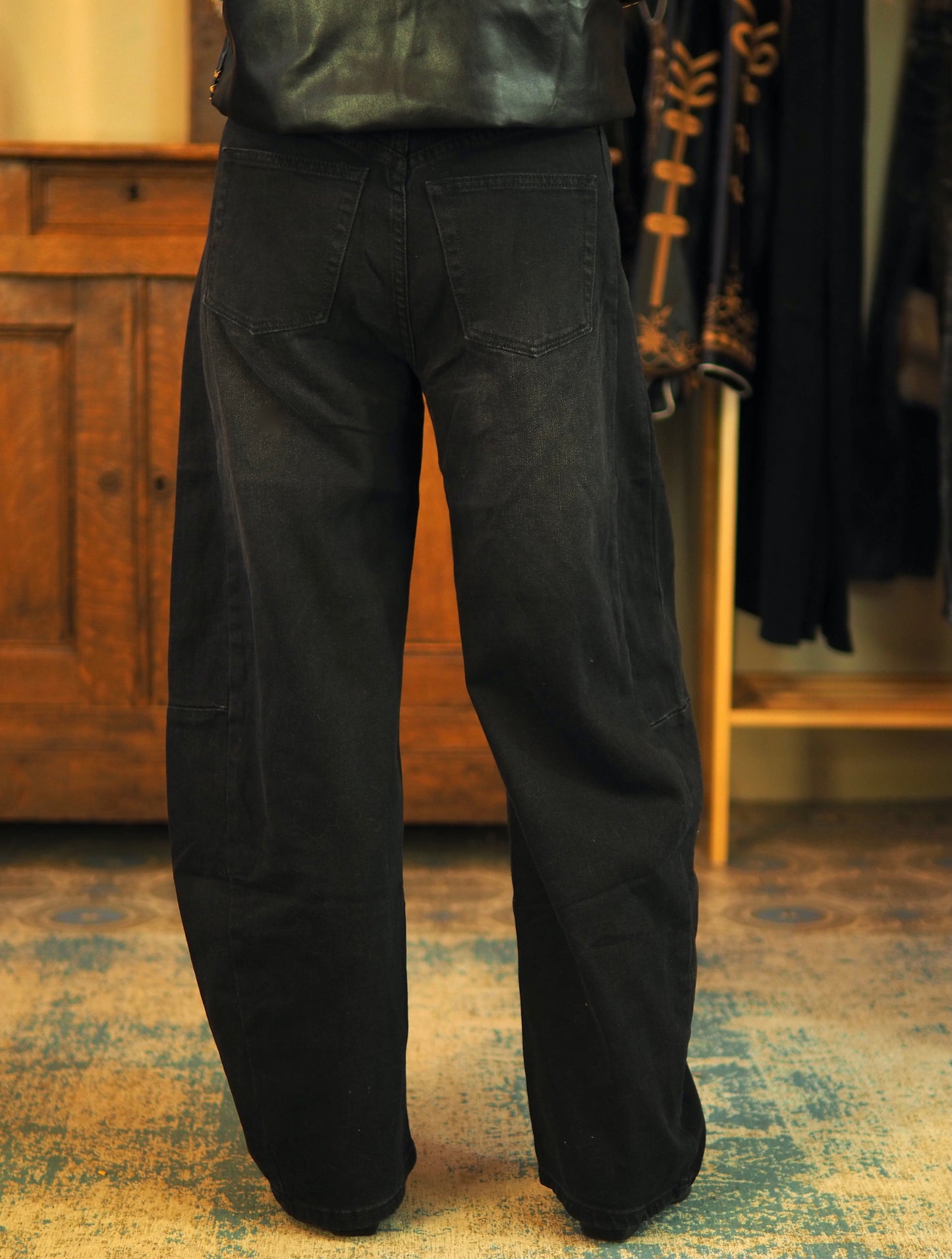 Taille S/36 M/38 L/40 XL/42
67% Coton 30% Polyester 3% Elasthane.
Mesures :
S/36 : Tour de taille 82cm.
M/38 : Tour de taille 84cm.
L/40 : Tour de taille 86cm.
XL/42 : Tour de taille 88cm.