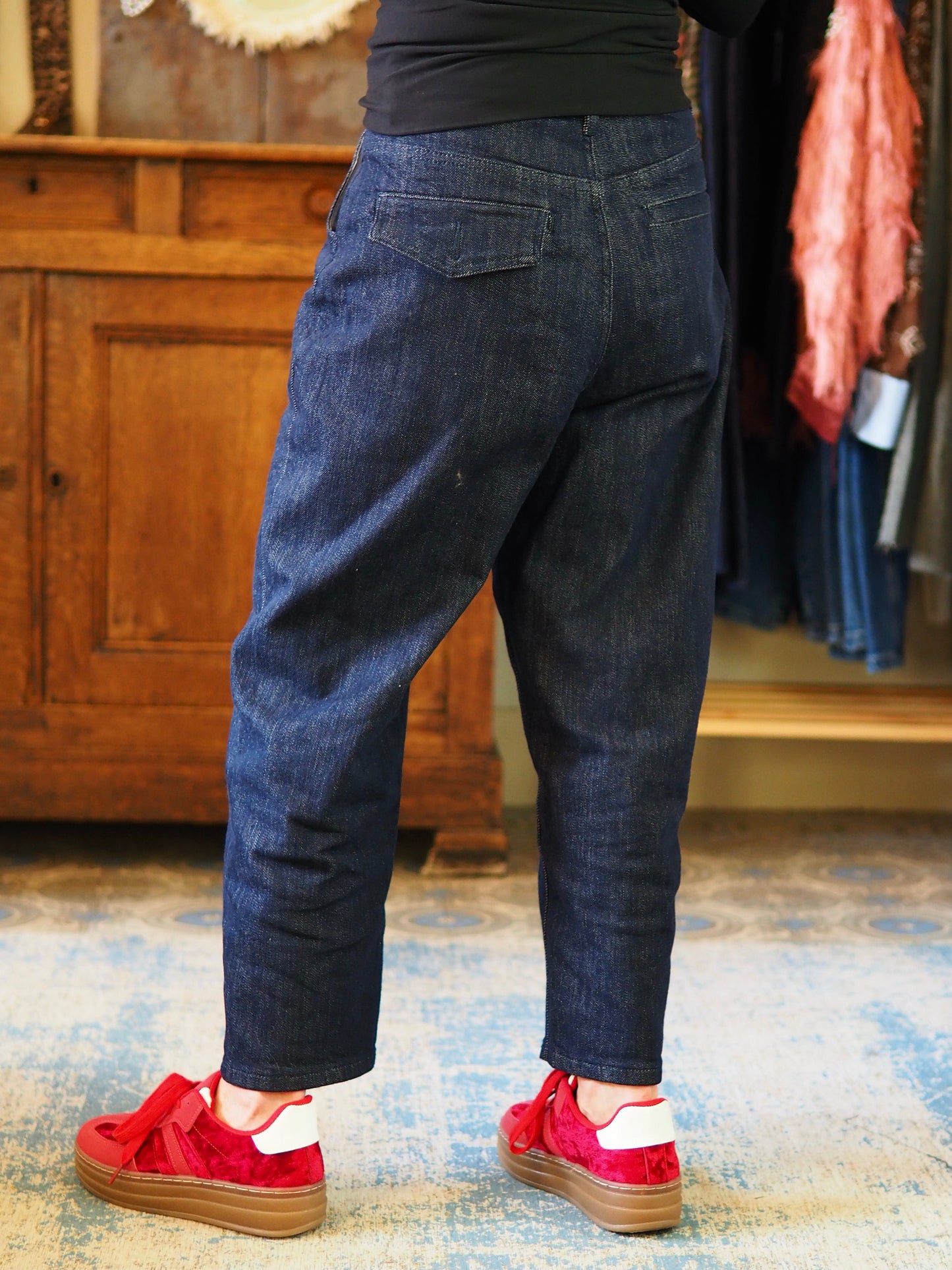 Jeans légèrement balloon bleu foncé. Coupe courte aux chevilles. Taille grand.
96% Coton 3% Polyester 1% Elasthane.
Taille XS/36 S/38 M/40 L/42