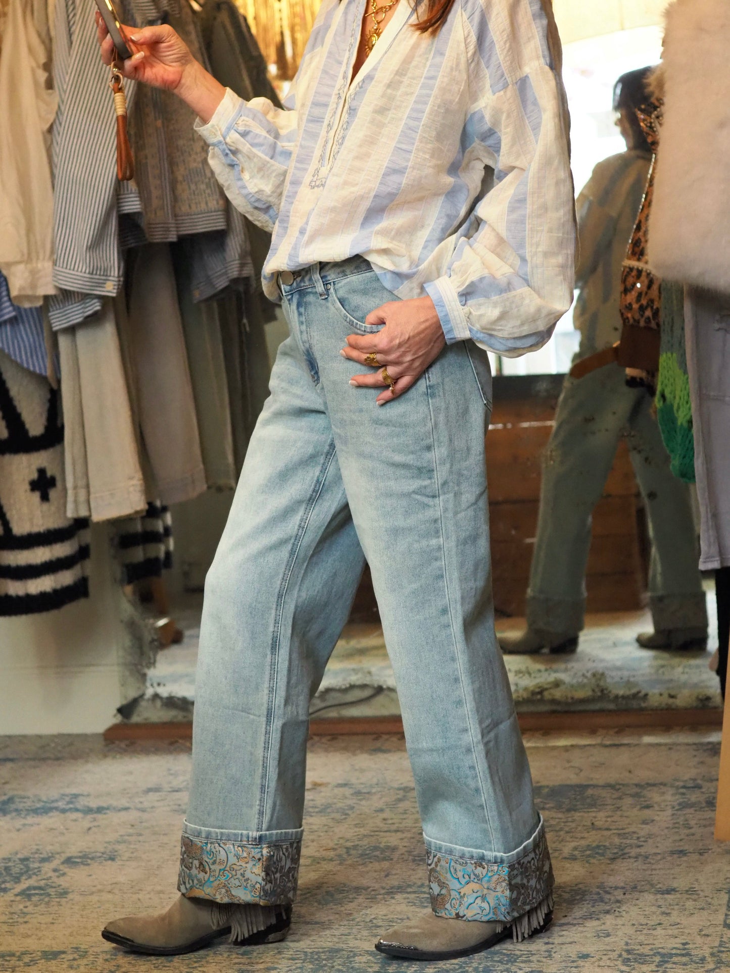 Jeans bleu clair avec grand bord style tapisserie bleu turquoise. Coupe droite. peux se porter bord deffait. Taille grand, j'ai pris une taille en dessous. Marque: TOXIC3
94% Coton 5% Polyester 1% Elastane.
Taille XS/34 S/36 M/38 L/40 XL/42 mais taille grand.