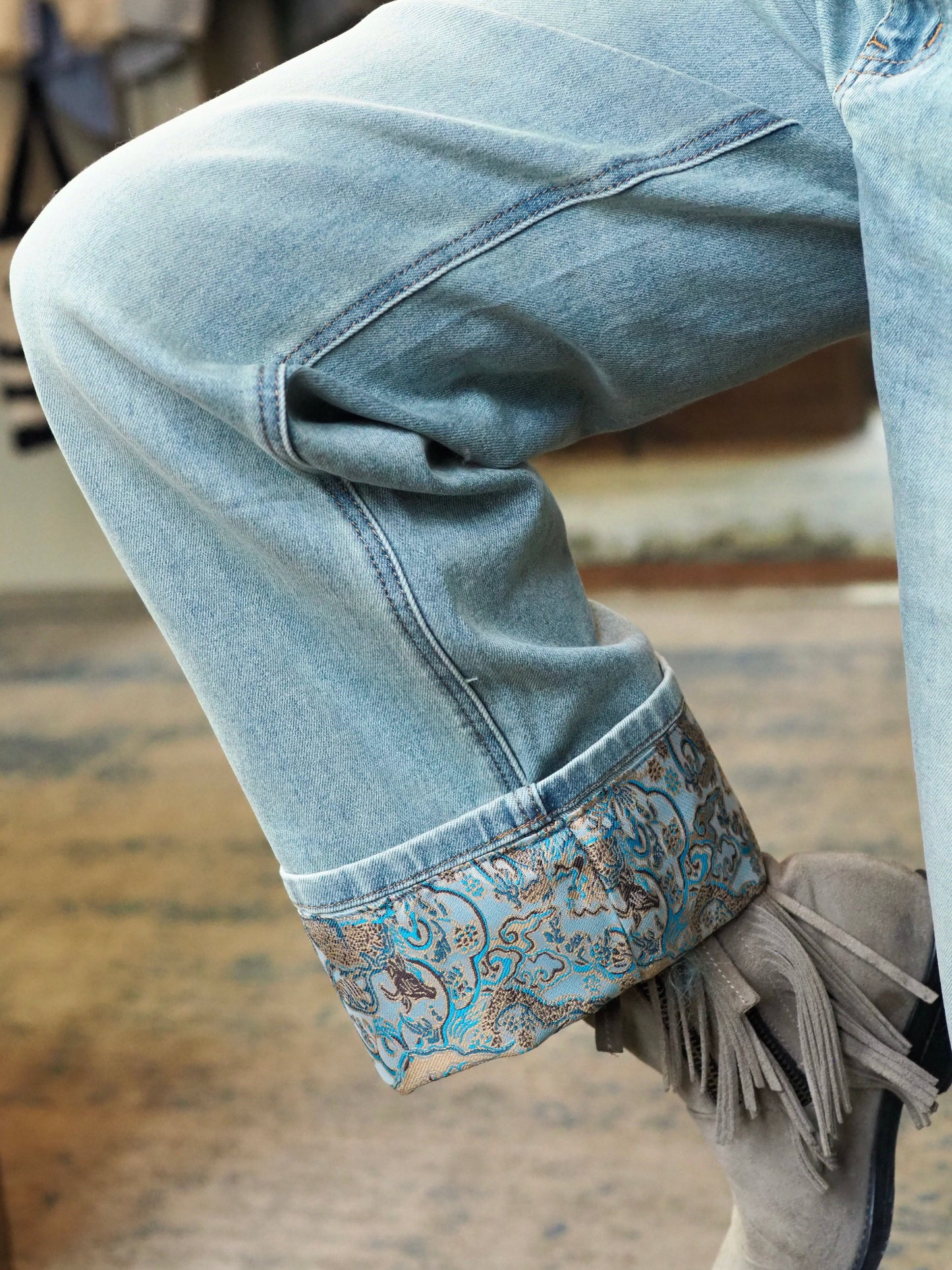 Jeans bleu clair avec grand bord style tapisserie bleu turquoise. Coupe droite. peux se porter bord deffait. Taille grand, j'ai pris une taille en dessous. Marque: TOXIC3
94% Coton 5% Polyester 1% Elastane.
Taille XS/34 S/36 M/38 L/40 XL/42 mais taille grand.