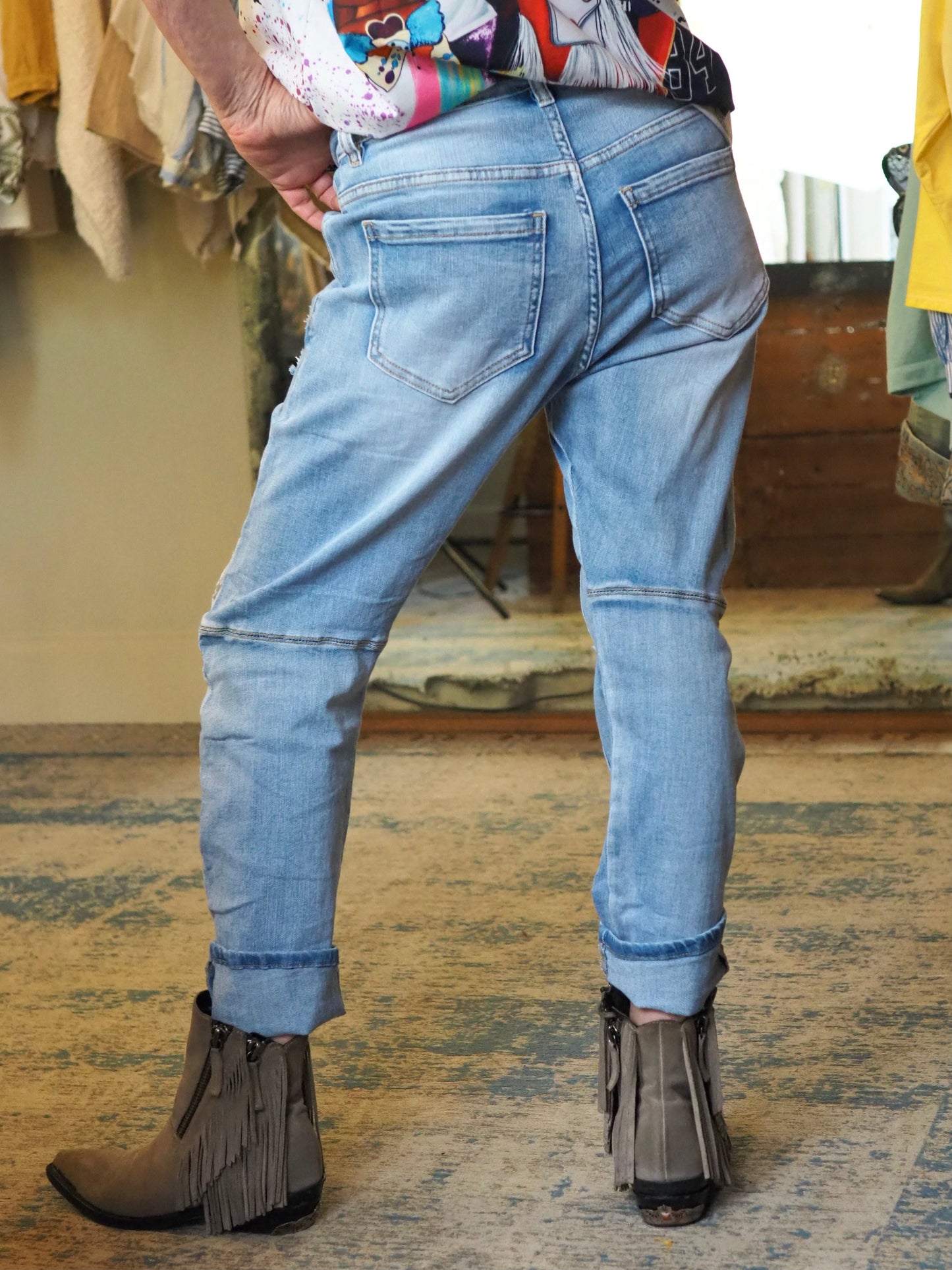 Jeans destroy. Taille bien. Très confortable.
84% Coton 15% Polyester 1% Elastane.
Taille S/36 M/38 L/40 XL/42