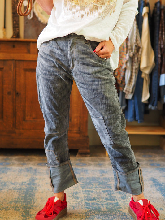 Jeans gris délavé. Doux au touché. Grand revers qui peut être défait.
98% Coton 2% Elasthane.
Taille S/36 M/38 L/40.