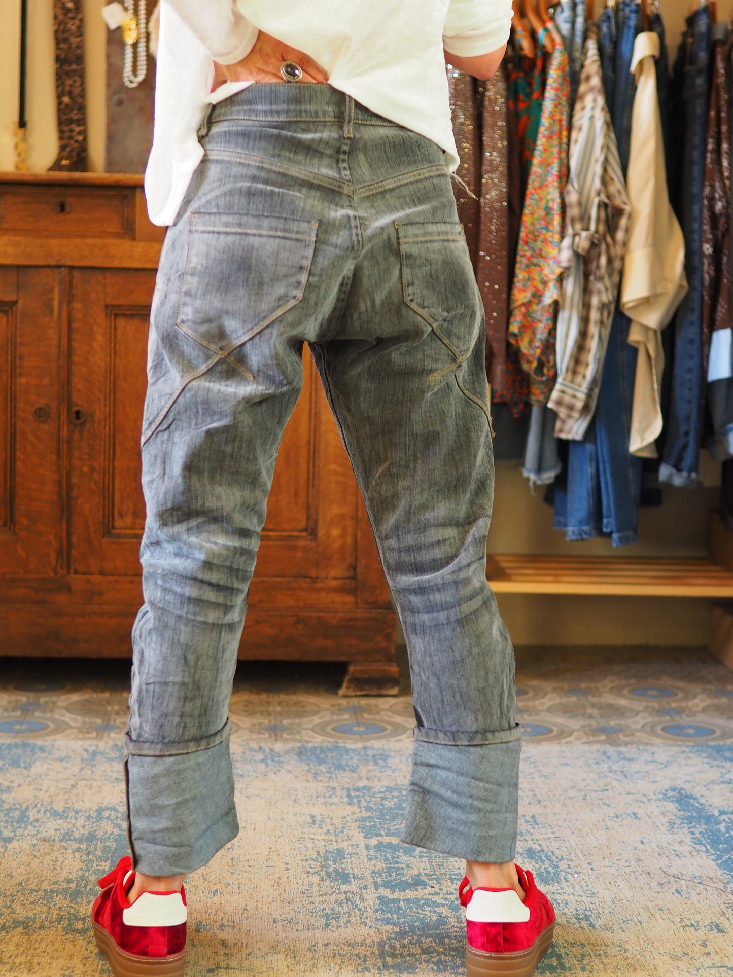 Jeans gris délavé. Doux au touché. Grand revers qui peut être défait.
98% Coton 2% Elasthane.
Taille S/36 M/38 L/40.
