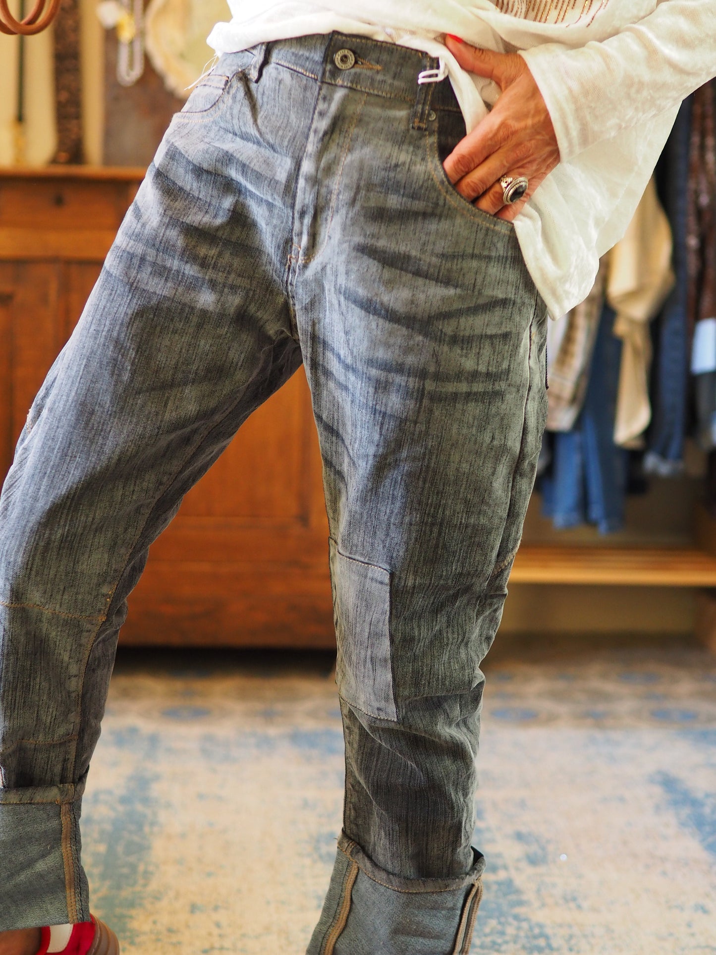 Jeans gris délavé. Doux au touché. Grand revers qui peut être défait.
98% Coton 2% Elasthane.
Taille S/36 M/38 L/40.