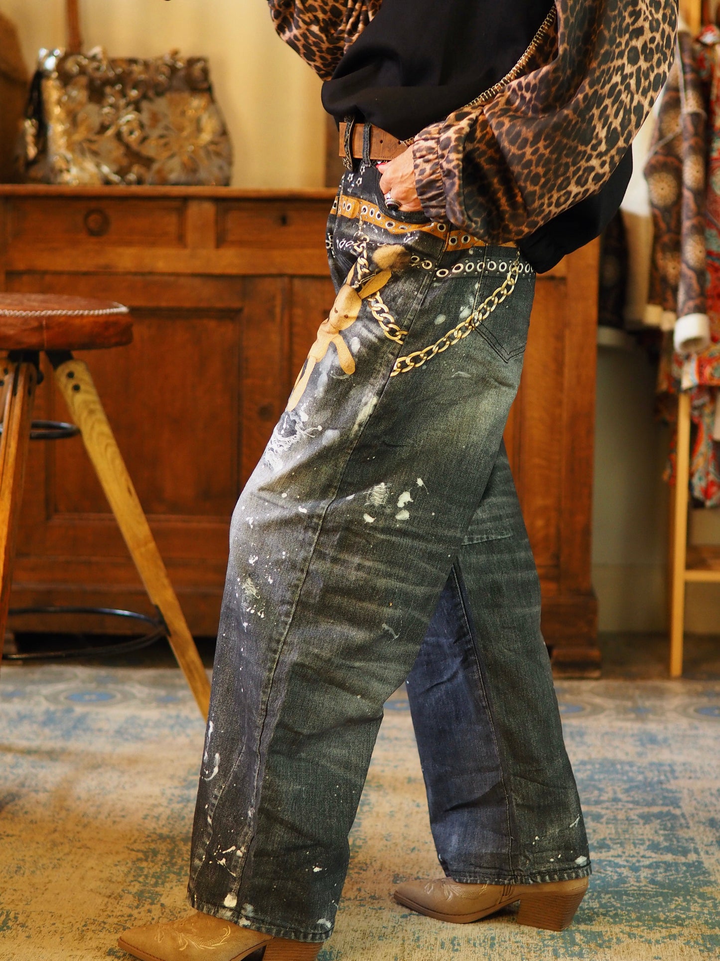 Jeans balloon anthracite délavé avec ces impressions de déchiré, oursson, chaines et ceintures. Taille grand, je porte le S mais avec une ceinture.
98% Coton 2% Elasthane.
Taille S/36/38 M/38/40 L/40/42 XL/42/44