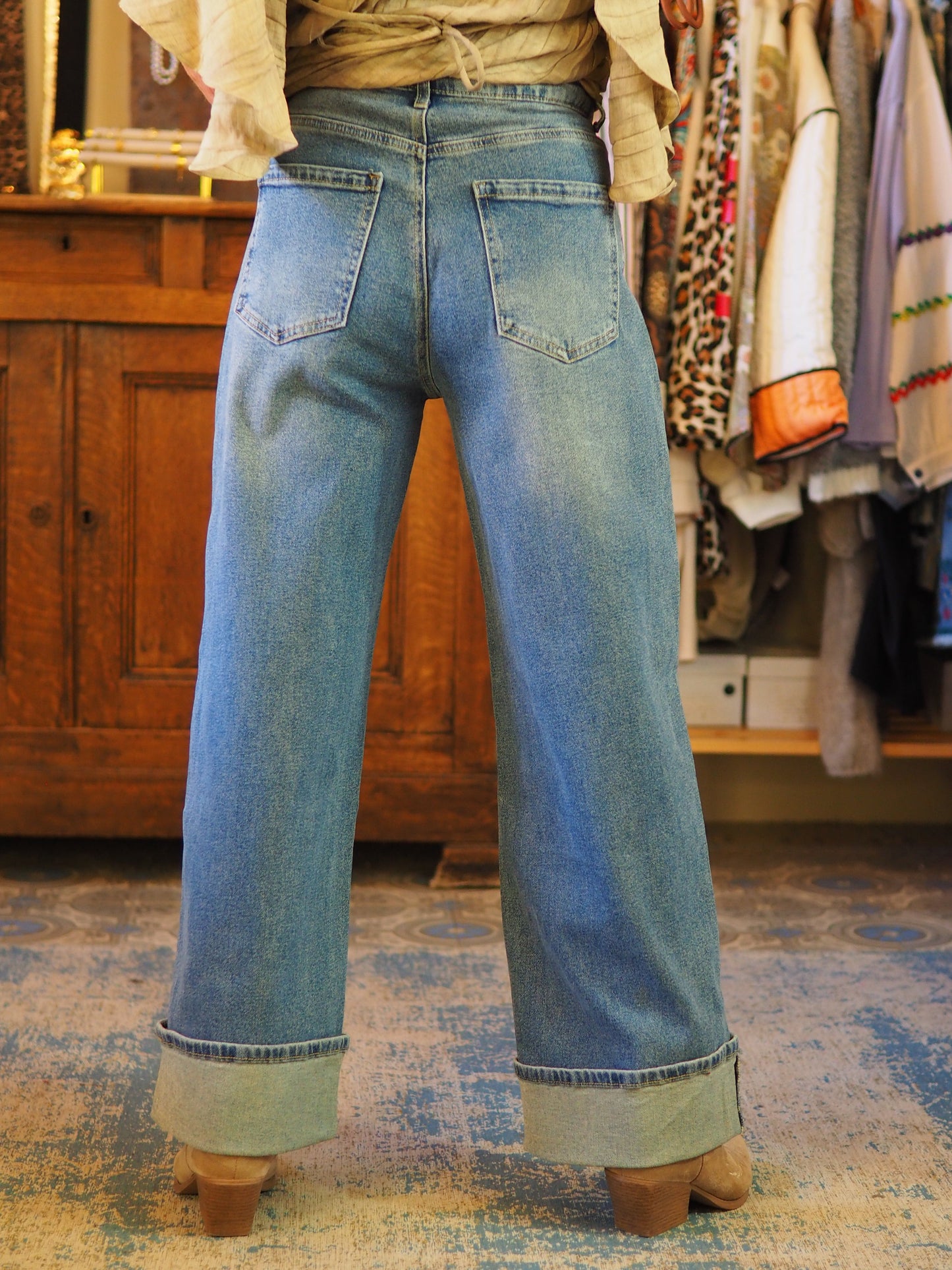 Jeans taille haute avec revers dans le bas. Peux également se porter sans les revers. Taille bien.
98% Coton 2% Polyester.
Taille XS-34/36 S-36/38 et M-38/40 L-40/42