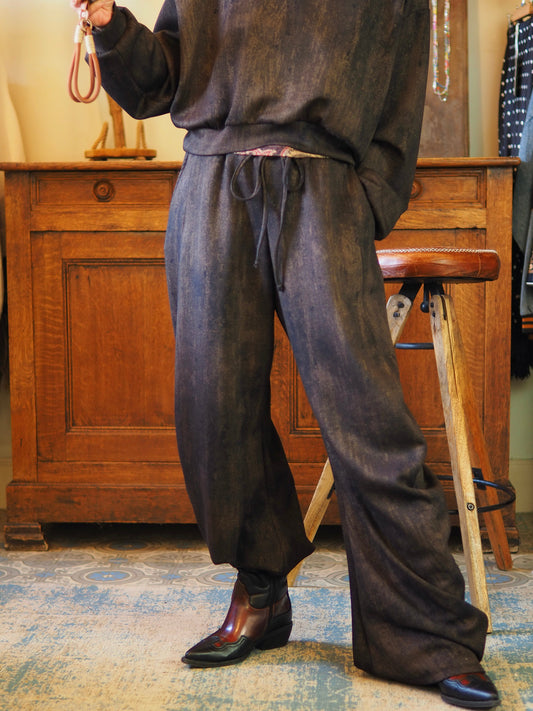 Pantalon jog forme Balloon noir, effet rouille/doré. 2 poches cotés.
Taille S/M-36/40 M/L-40/44
84% Polyester 11% Viscose 5% Elasthane.