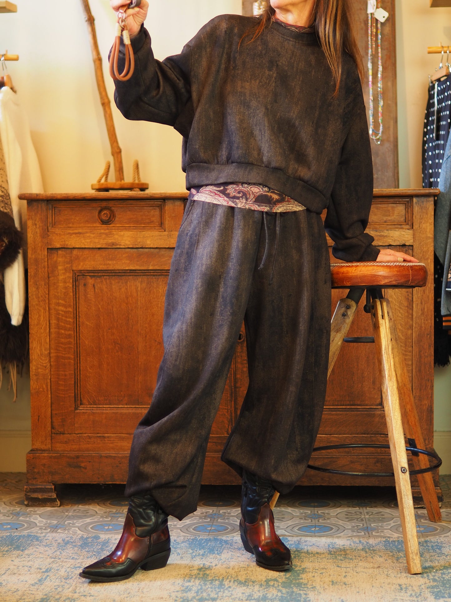 Pantalon jog forme Balloon noir, effet rouille/doré. 2 poches cotés.
Taille S/M-36/40 M/L-40/44
84% Polyester 11% Viscose 5% Elasthane.