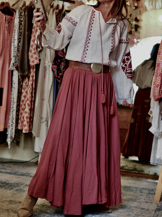 Jupe bordeaux, hyper ample. Taille élastique. Doublée jusqu'au dessus du genou.
100% Coton.
Taille unique convient du 36 au 40/42.