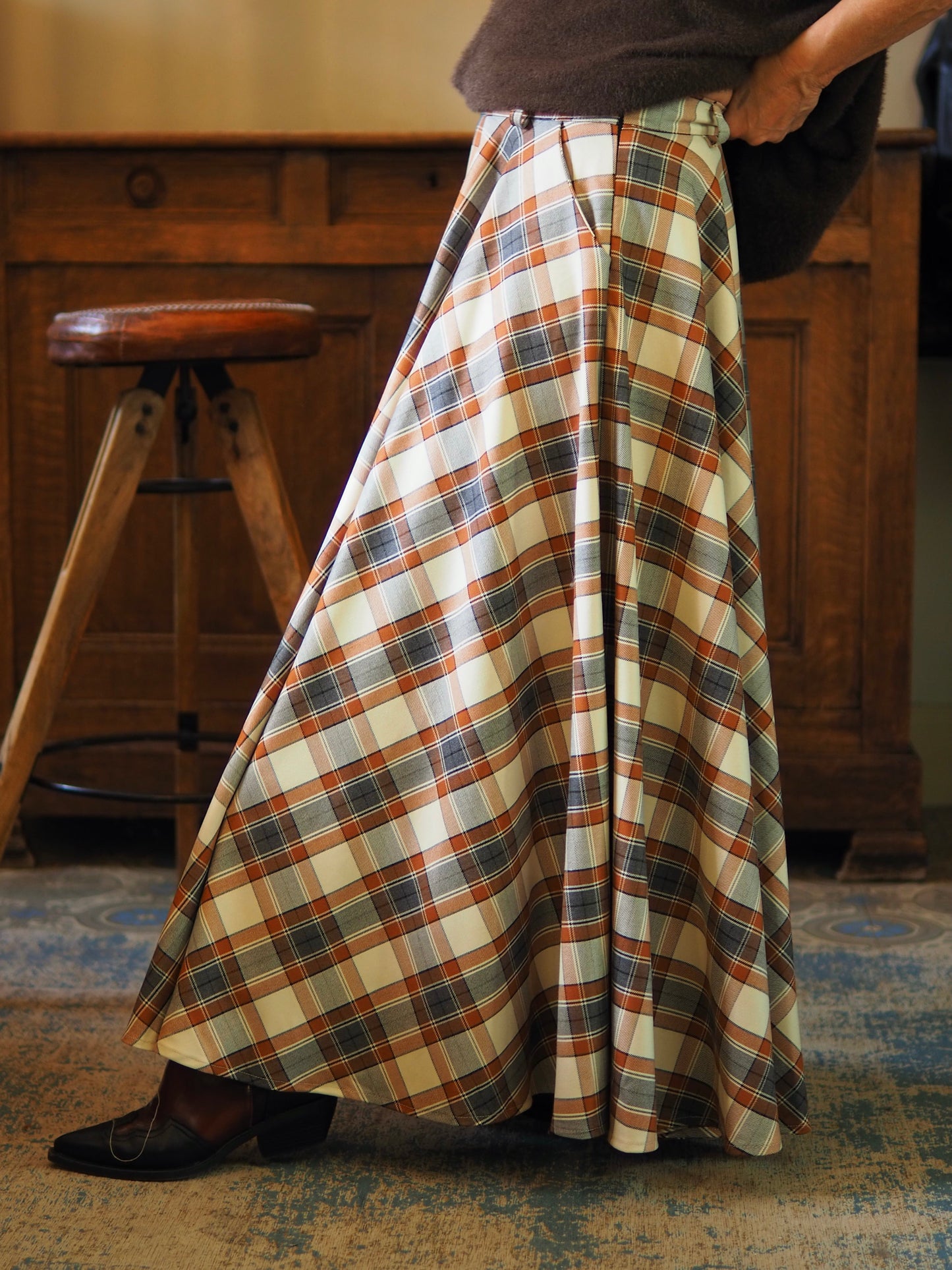 Jupe à carreaux trés ample. 2 poches cotés. Tirette coté. Une pépite
Taille S/36 M/38 L/40
79% Polyester 19% Viscose 2% Elasthane.
Mesures :
S/36 : Tour de taille 76cm.
M/38 : Tour de taille 80cm.
L/40 : Tour de taille 86cm.