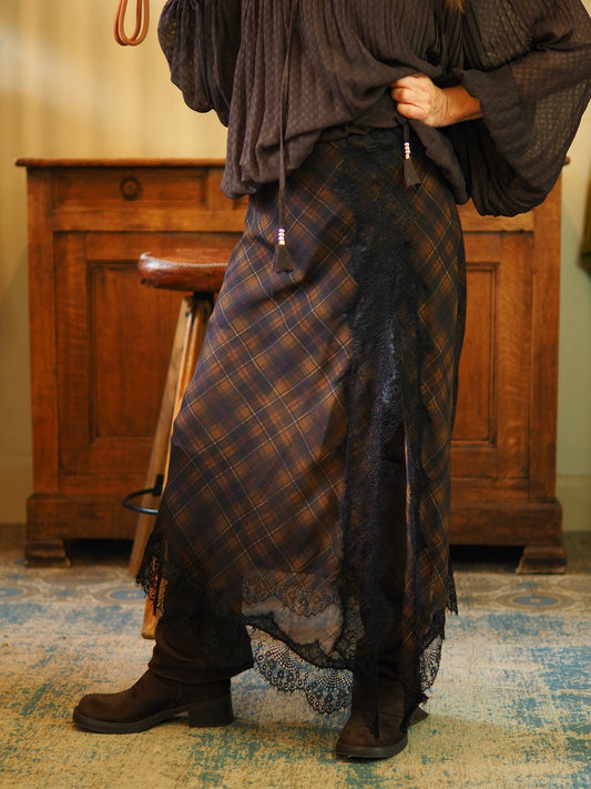 Magnifique jupe hyper tendance. Carreaux marron et dentelles noires. Il y a un jupon en dessous mi cuisse.
Taille S/M-36/38 et M/L-38/40.
100% Polyester..
Tour de taille max pour la S/M 94cm et pour la M/L 100cm.