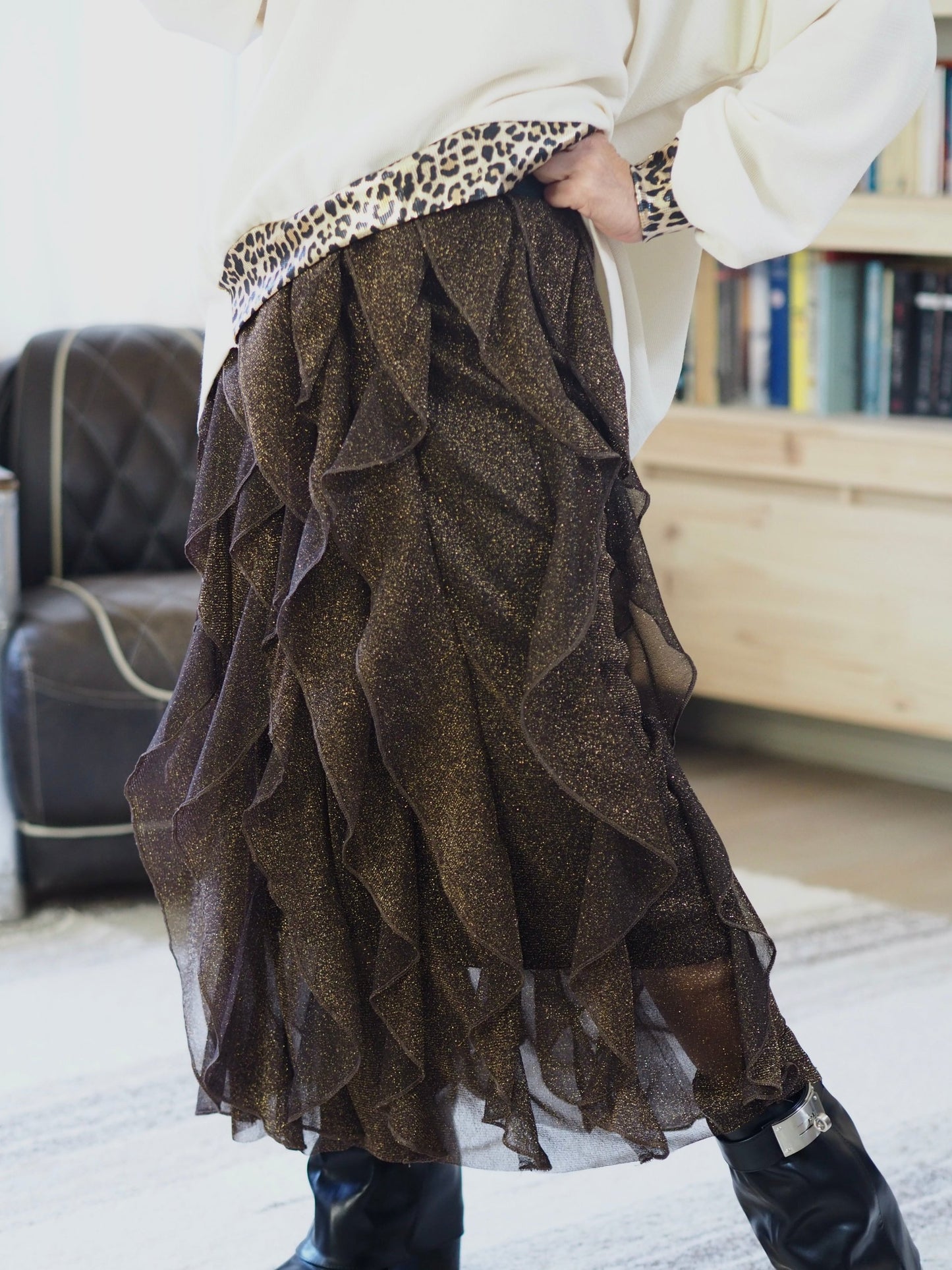 Jupe froufrou tule marron/doré. Taille élastique noir. Sous jupe noire.
50% Polyester 50% Viscose.
Taille unique convient du 36 au 40/42.
Tour de taille maximum 100cm Longueur 92cm.
