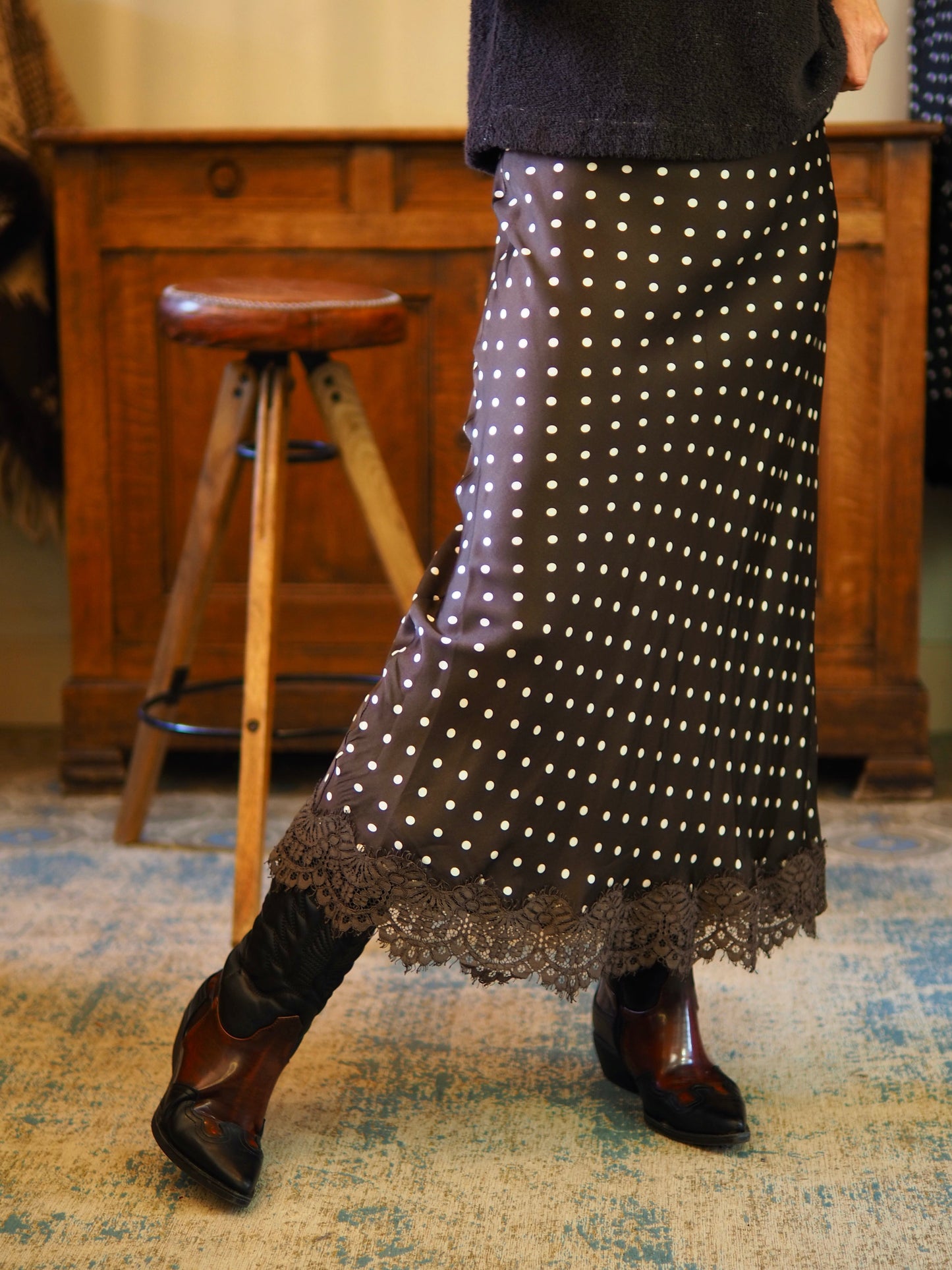 Jupe satin marron à pois blanc. Taille élastique, dentelles dans le bas.
Taille S/36 M/38
100% Viscose