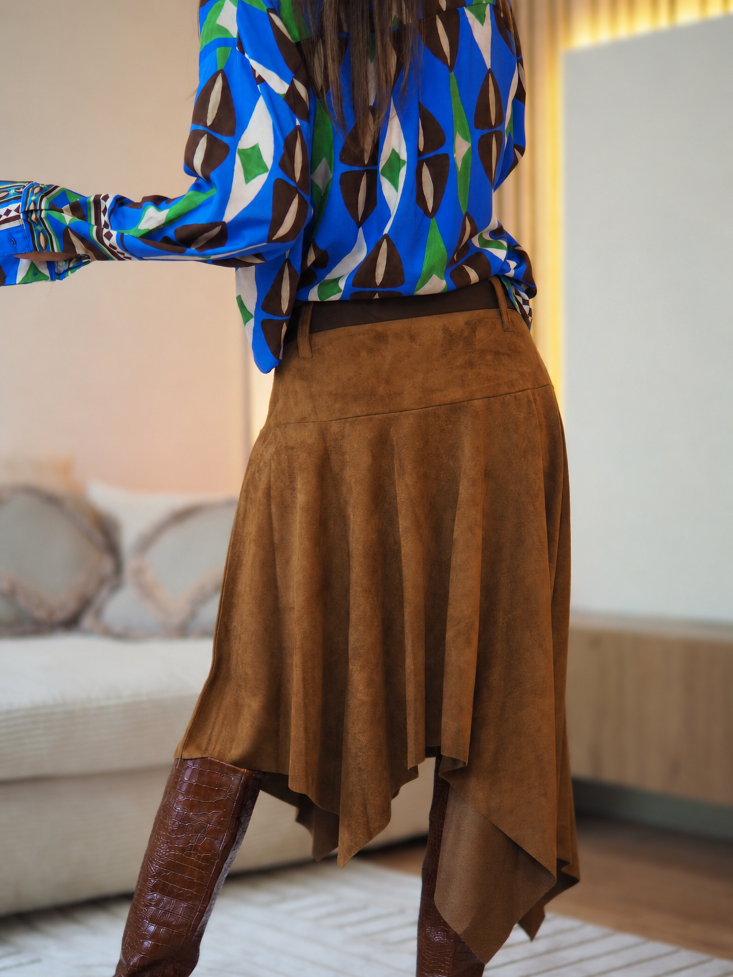 Taille S/36 M/38 et L/40
Mesures : S: Tour de taille 80cm. M : Tour de taille 84cm. L: Tour de taille 90cm.
Composition : 100% Polyester.
Cathy mesure 1m66 fait un 36 et porte une taille S.
Jupe suédine camel. Tirette coté. Doublure. Ceinture comprise.