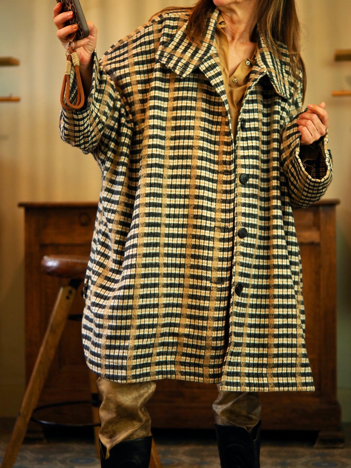 Manteau trés ample carreaux. Manches chauve-souris. Non doublé. 2 poches cotés.
Taille unique convient du 36 au 46 et plus.
100% Polyester.
Largeur dos 90cm Longueur dos 90cm.