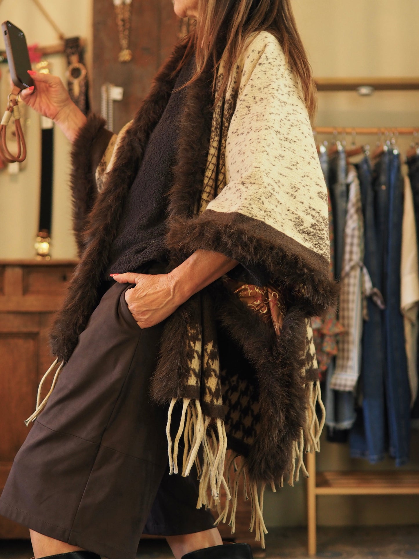 Manteau Cape dans les tons marrons avec doublures satinée fantaisie et fausse fourrure. Une trés belle pièce..
Taille unique convien du 36 au 46 et plus.
100% Polyesthere.