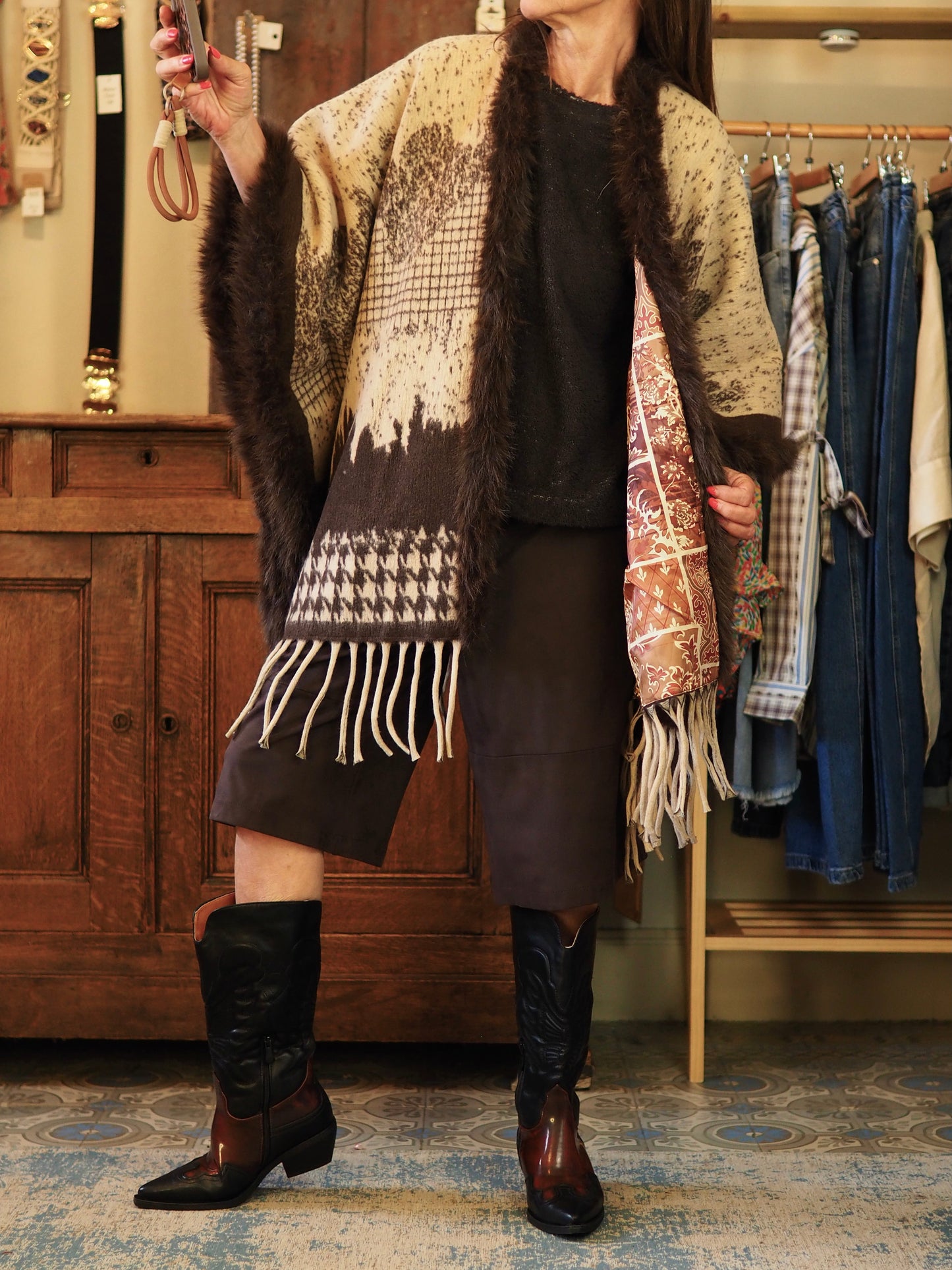 Manteau Cape dans les tons marrons avec doublures satinée fantaisie et fausse fourrure. Une trés belle pièce..
Taille unique convien du 36 au 46 et plus.
100% Polyesthere.