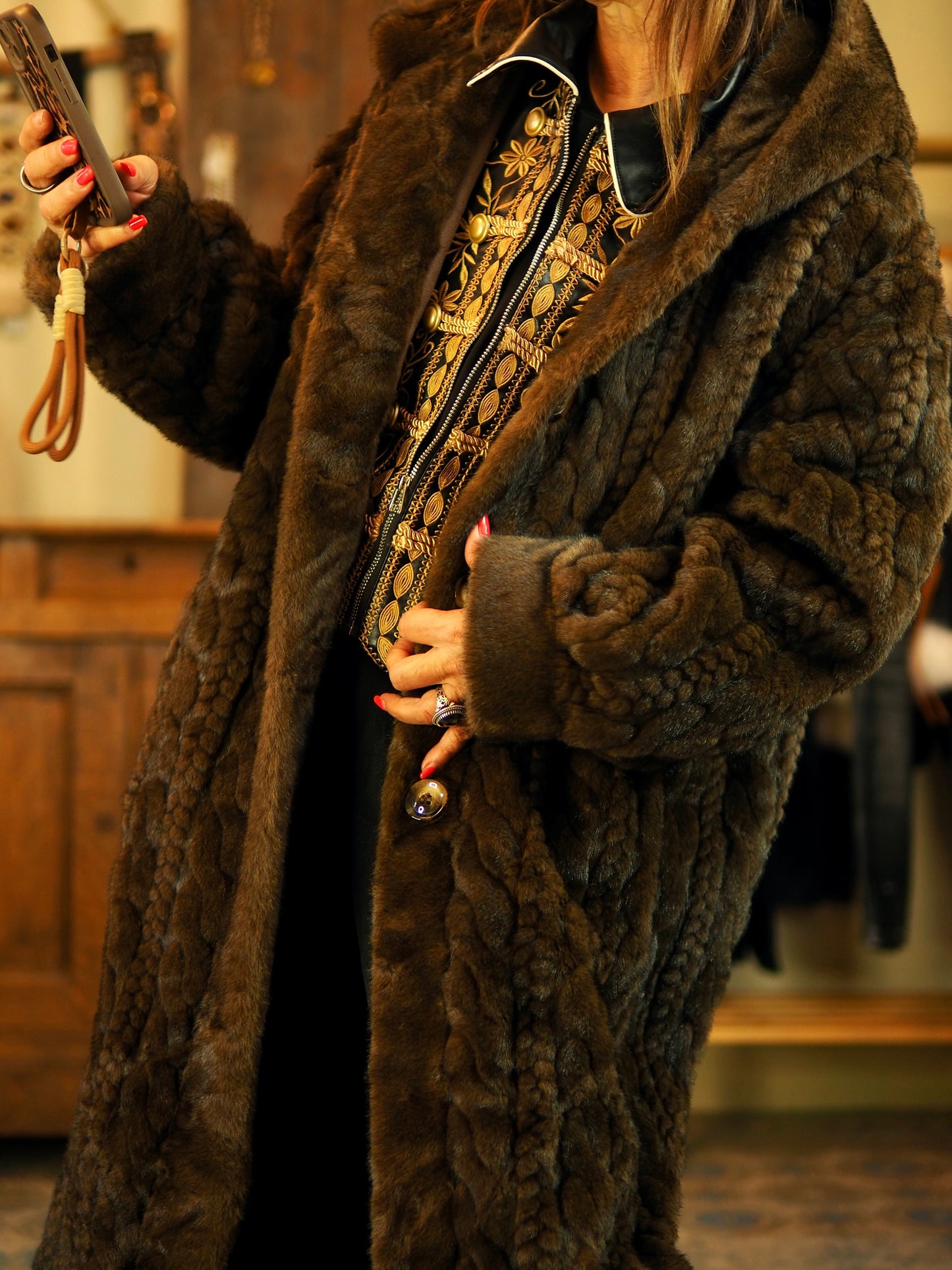 Magnifique manteau en fausse fourrure marron. Trés doux. Capuche. Doublé. Superbe imitation.
Taille unique convient du 36 au 42.
50% Viscose 28% Polyester 22% Nylon.
Tour de poitrine 128cm Longueur dos 110cm.