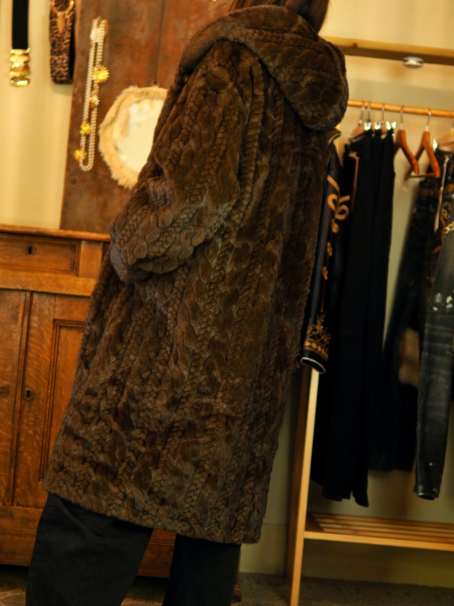 Magnifique manteau en fausse fourrure marron. Trés doux. Capuche. Doublé. Superbe imitation.
Taille unique convient du 36 au 42.
50% Viscose 28% Polyester 22% Nylon.
Tour de poitrine 128cm Longueur dos 110cm.