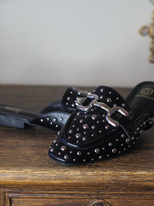 Mules plates, noires avec clous argenté. Taille normal. Du 36 au 41.
