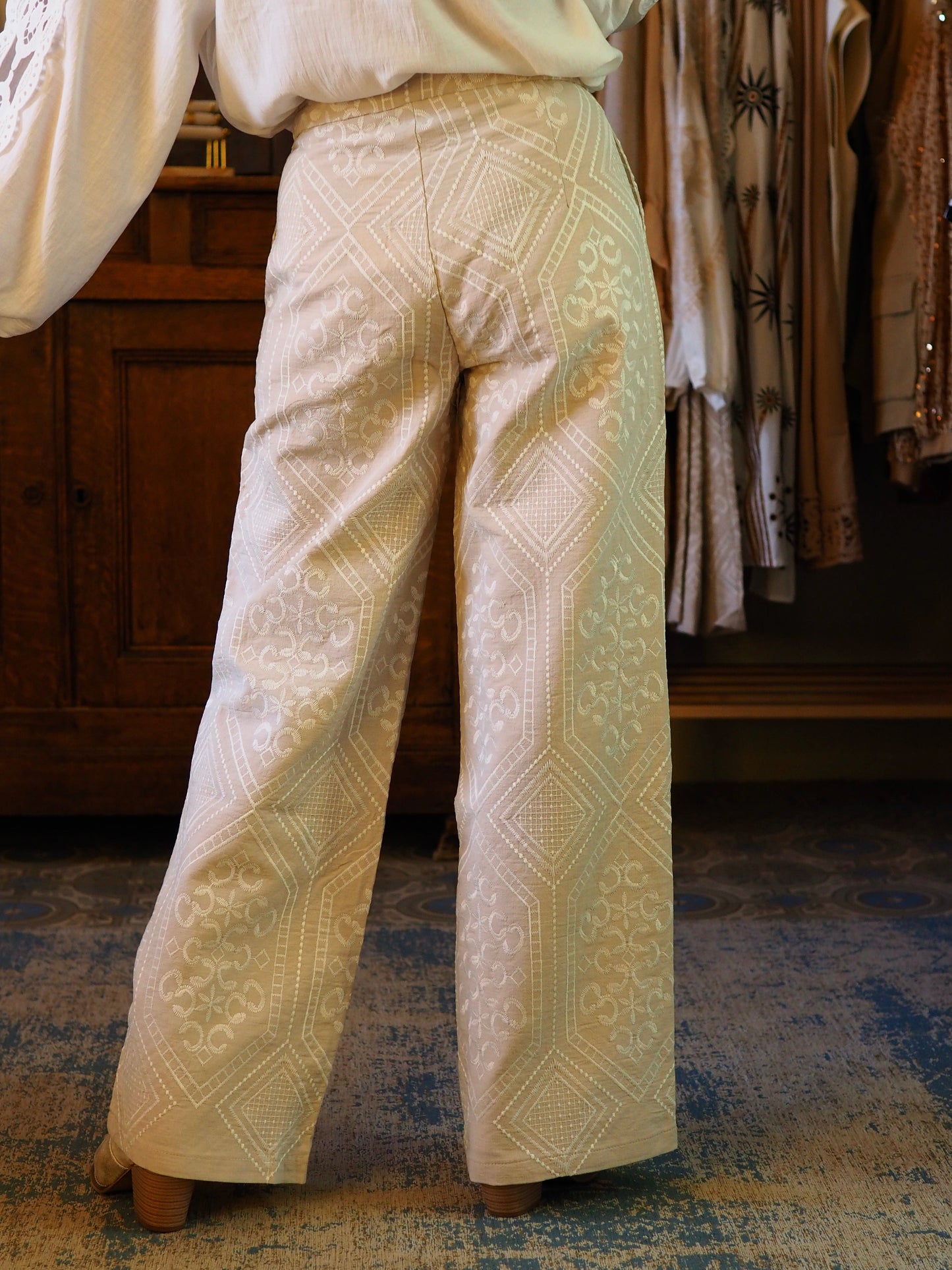 Magnifique pantalon beige brodé écru. 2 poches cotés.
45% Lin 55% Coton.
Taille S/36 M/38 et L/40.
Tour de taille du S : 76cm
Tour de taille du M : 80cm
Tour de taille du L : 84cm
