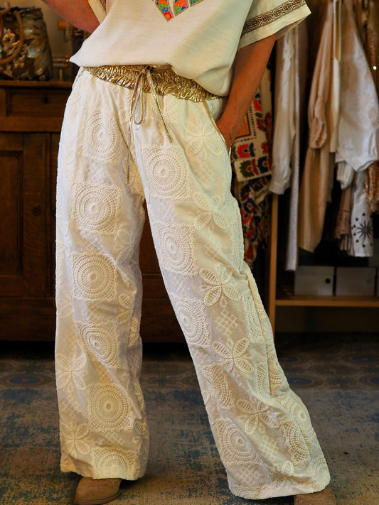 Pantalon blanc brodé. Taille élastique dorée et cordon pour ajusté. Doublé d'un short pour éviter la transparence.
100% Coton .
Taille unique convient du 36 au 42
Tour de taille maximum 110cm.