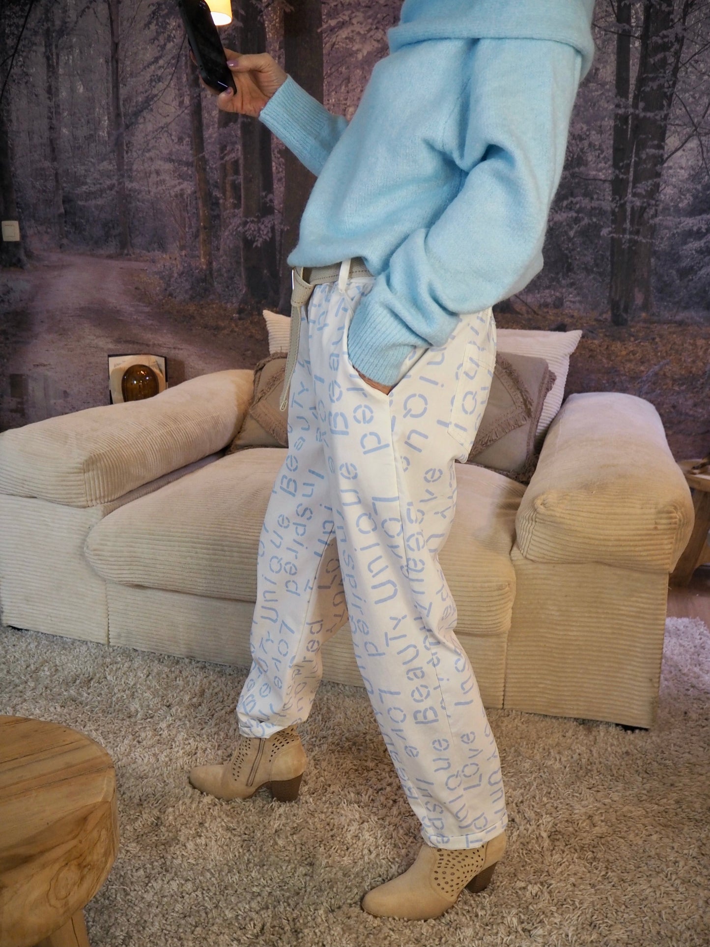 Pantalon blanc avec inscriptions bleus ciel. Taille élastique avec ceinture réglable. 77% Viscose 18% Polyamide 5% Elastane. Taille Unique. Largeur max de tour de taille 116cm.