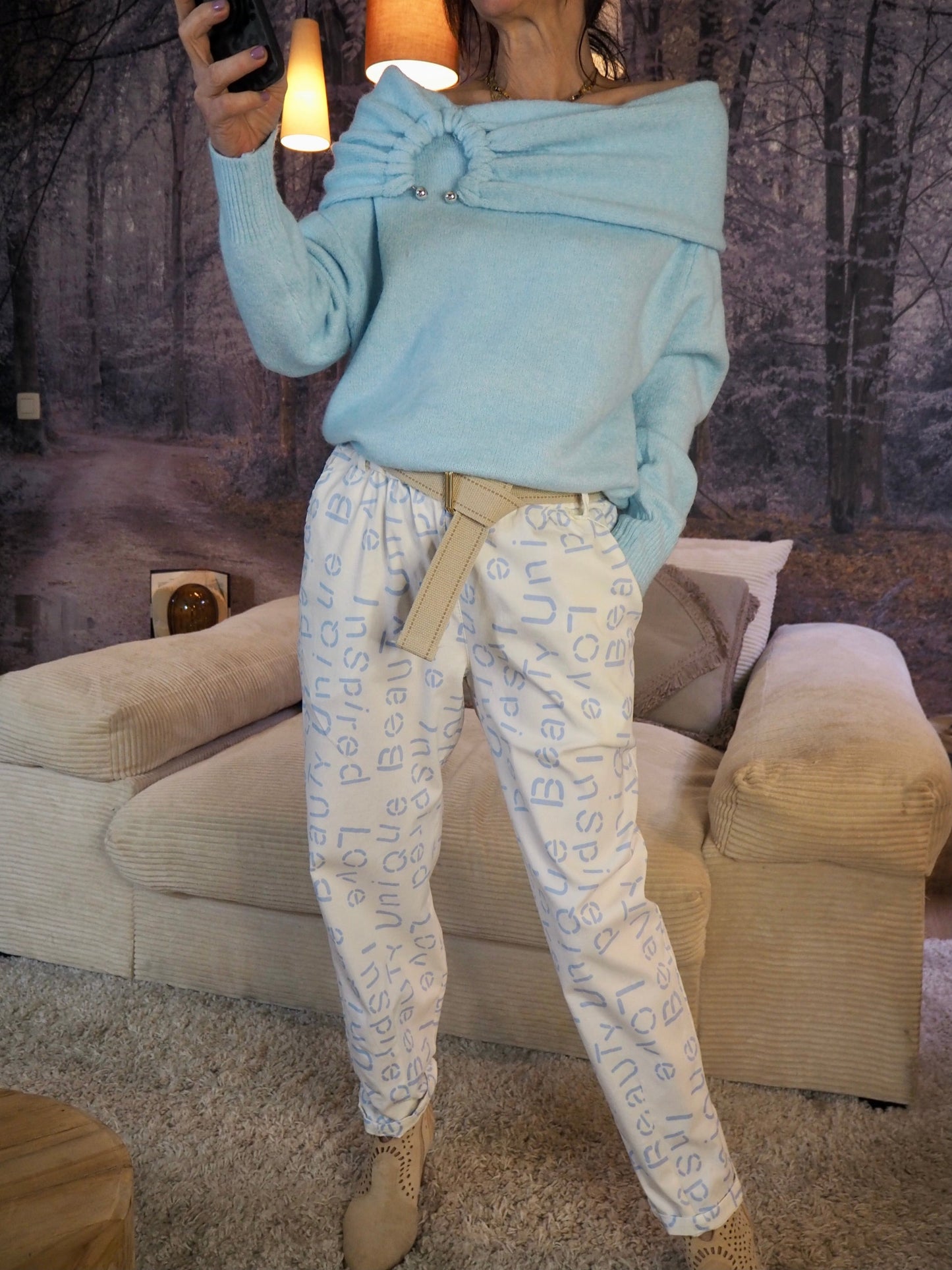 Pantalon blanc avec inscriptions bleus ciel. Taille élastique avec ceinture réglable. 77% Viscose 18% Polyamide 5% Elastane. Taille Unique. Largeur max de tour de taille 116cm.