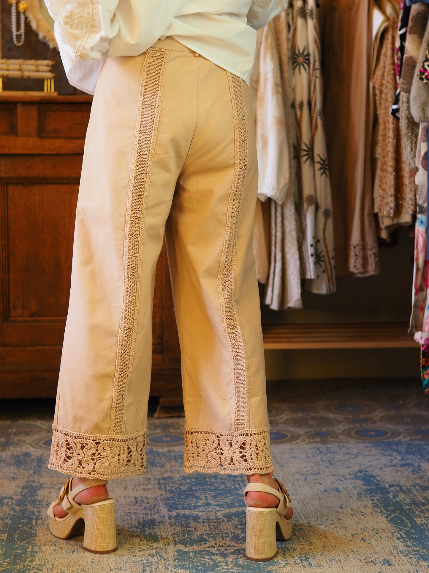 Magnifique pantalon camel clair avec des parties crochets. Pas de poches. Doublure short à l' intérieur du pantalon.
35% Polyester 20% Lin 45% Coton.
Taille S/36 M/38 et L/40.
Tour de taille du S : 80cm
Tour de taille du M : 84cm
Tour de taille du L : 88cm