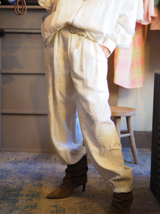 Taille unique convient du 36 au 40.
Mesures : Tour de taille maximum 110cm.
Composition : 87% Tencel 13% Nylon.
Cathy mesure 1m66 fait un 36 et porte une taille unique.
Pantalon écru avec broderies. Shorty incorporé pour éviter la transparence. Ceinture comprise. 2 poches cotés. Bas élastique.
