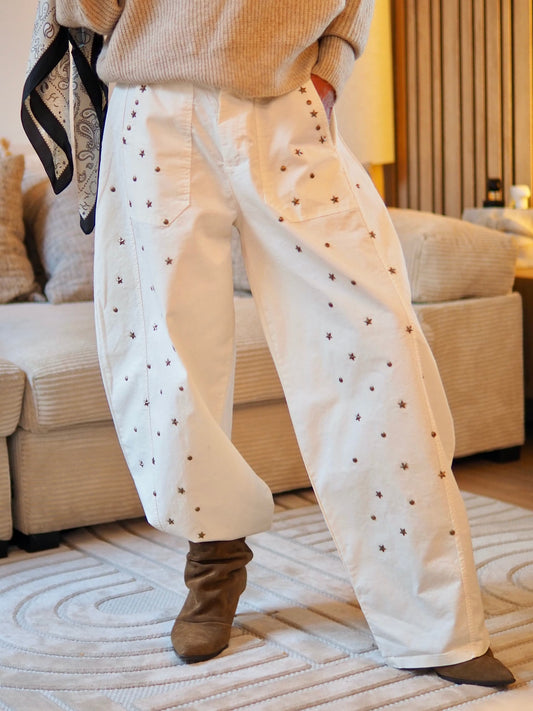 Magnifique pantalon écru cloutés.