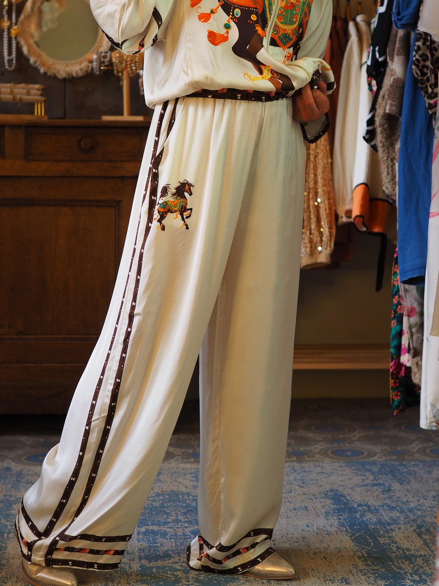 Pantalon fluide écru avec motifs marrons. Une pépite porté avec la veste Mira.
80% Viscose 20% Soie.
Taille unique convient du 36 au 40.
Tour de taille maximum 100cm.