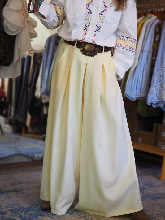 Pantalon large jaune pastel à taille haute avec plis élégants. Fluide et confortable, pour un look chic et lumineux.
Taille unique du 36 au 40 .
65% Polyester 30% Viscose 5% Elasthane.
Tour de taille maximum 94cm.