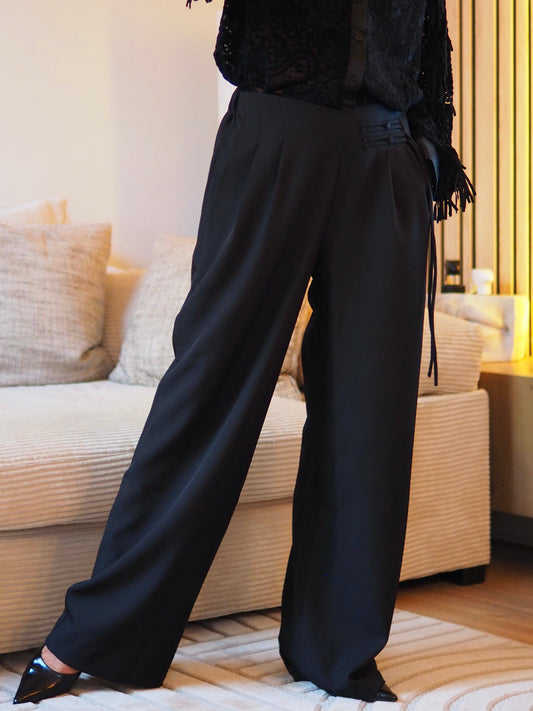 Taille S/M convient du 36 au 38 petit 40 selon le tour de taille.
Mesures : Tour de taille maximum 95cm.
Composition : 95% Viscose 5% Elashtane.
Cathy mesure 1m66 fait un 36 et porte une taille unique.
Pantalon noir fluide avec details sur le coté, boutons et cordons. 2 poches cotés.