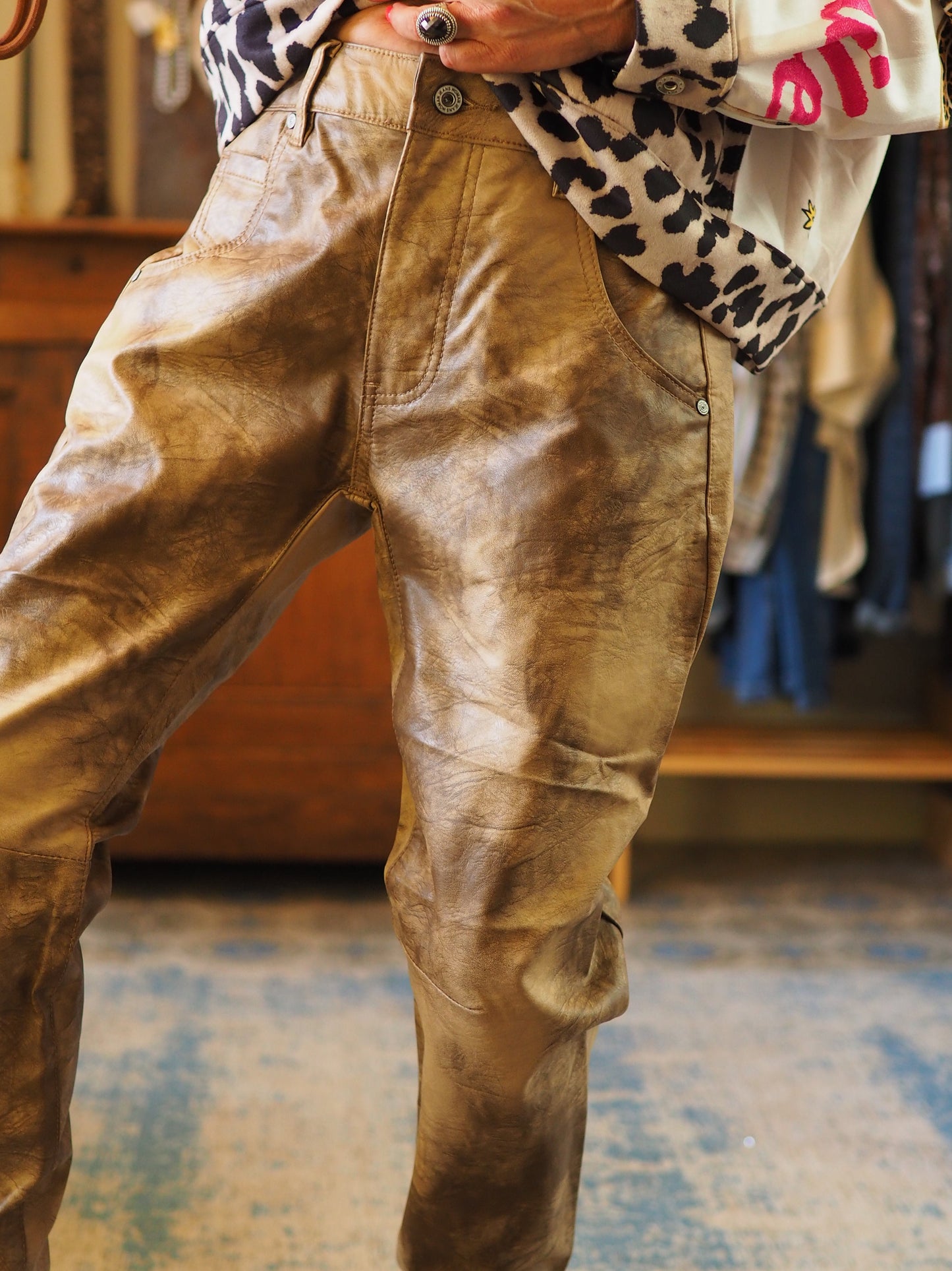 Pantalon simili marron/camel délavé.
55% Viscose 45% Polyesther.
Taille S/36 M/38 L/40 XL/42.