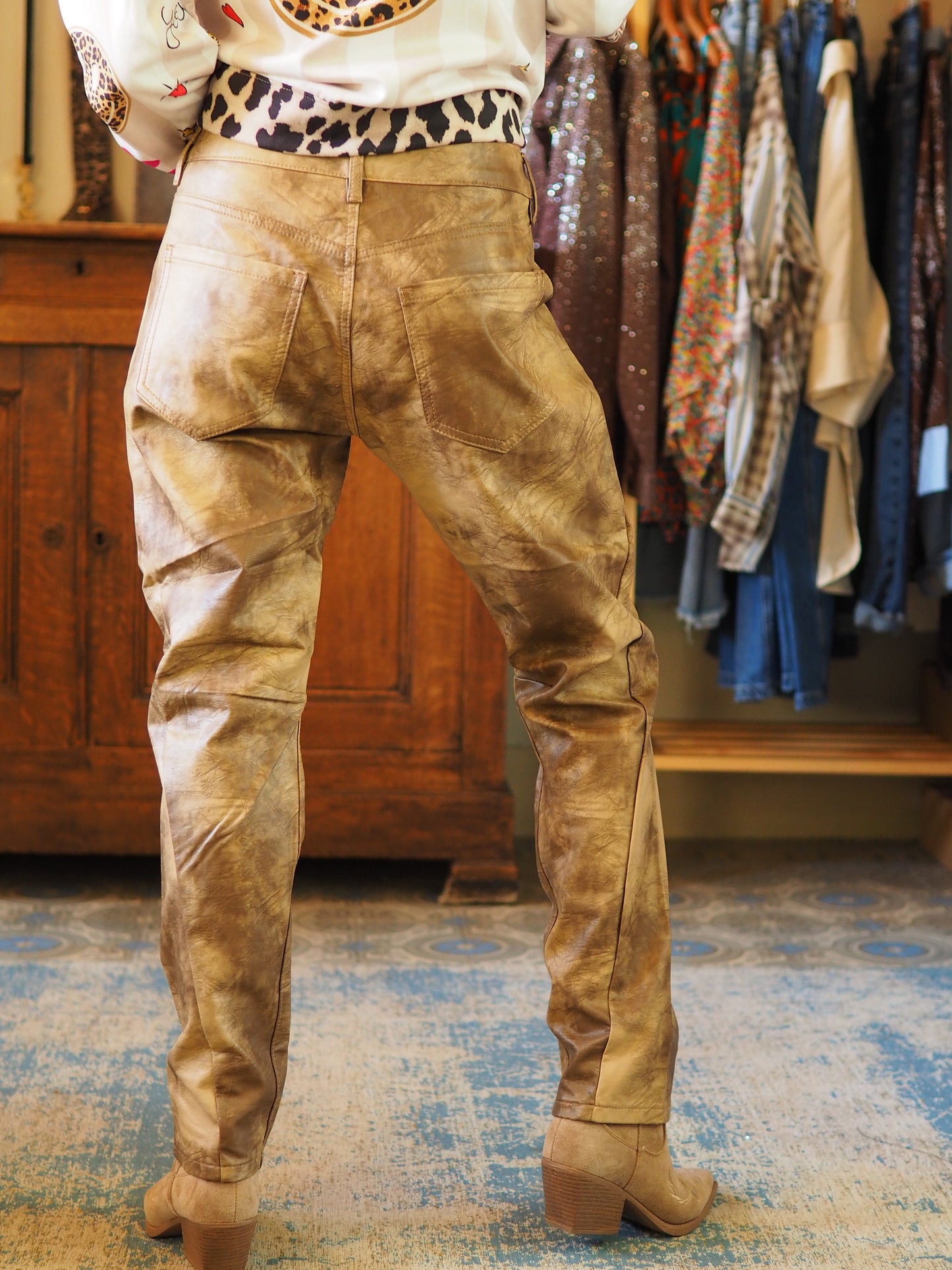 Pantalon simili marron/camel délavé.
55% Viscose 45% Polyesther.
Taille S/36 M/38 L/40 XL/42.