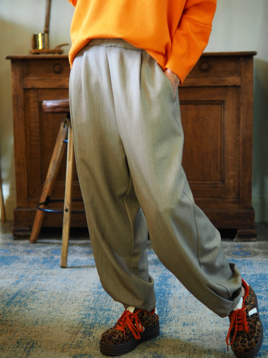 Pantalon ample et fluide beige/taupe. Taille élastique.
Taille S/M-36/38 L/XL-40/42
22% Viscose 74% Polyester 4% Elasthanne.
S/M : Tour de taille max 100cm.
L/XL : Tour de taille max 108cm.